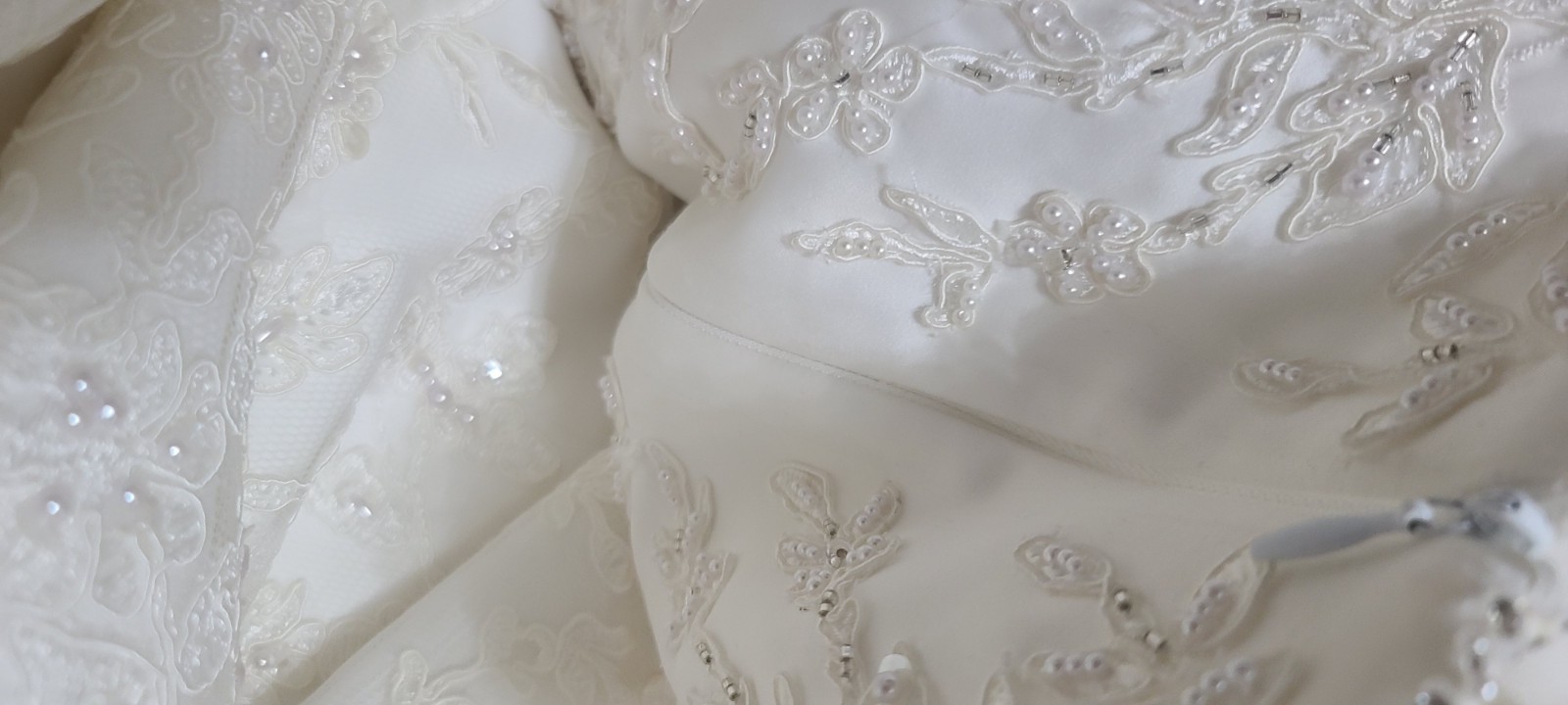 PC Mary’s wedding gown beautiful sweetheart neckline strapless
