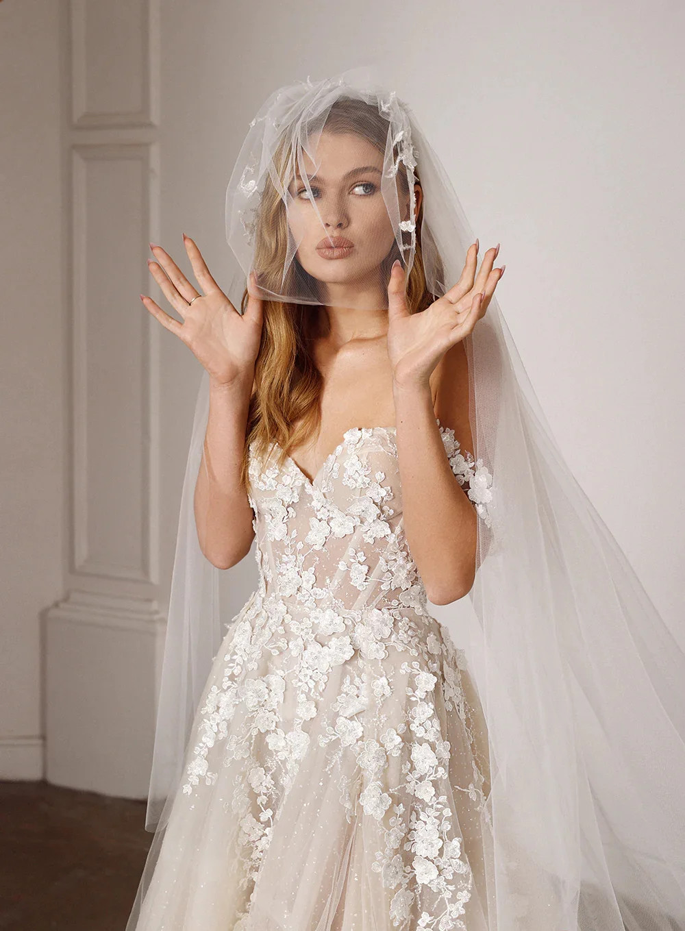 Elegant Off The Shoulder Sweetheart Lace Applique Beach A Line Wedding Dresses