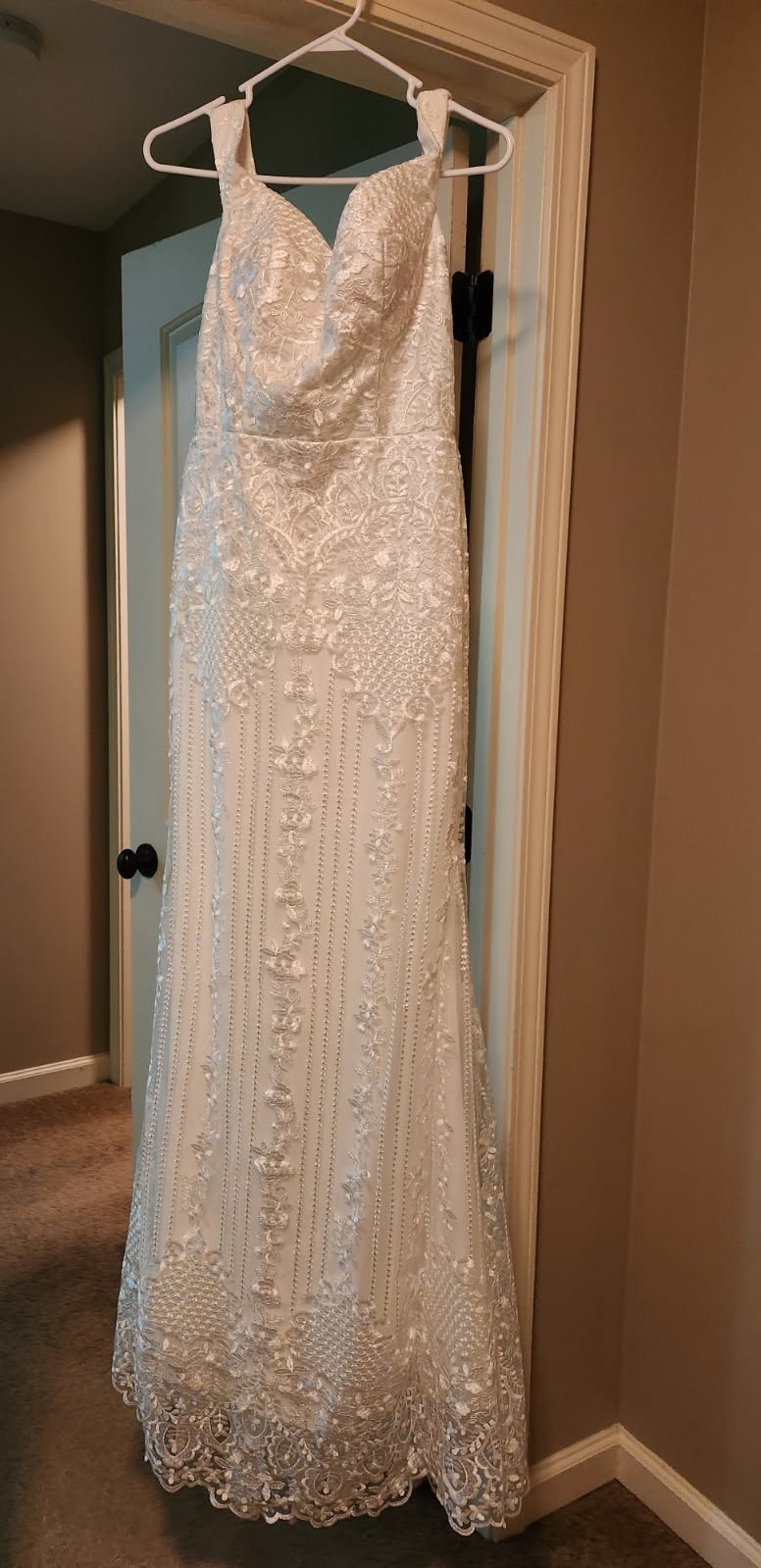 White Lace Sleeveless Sheath Wedding Dress Sweetheart Neckline Full-Length