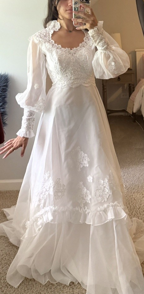 Vintage Unbranded Size 6 Wedding Dress Long Sleeve Lace Sweetheart Neckline