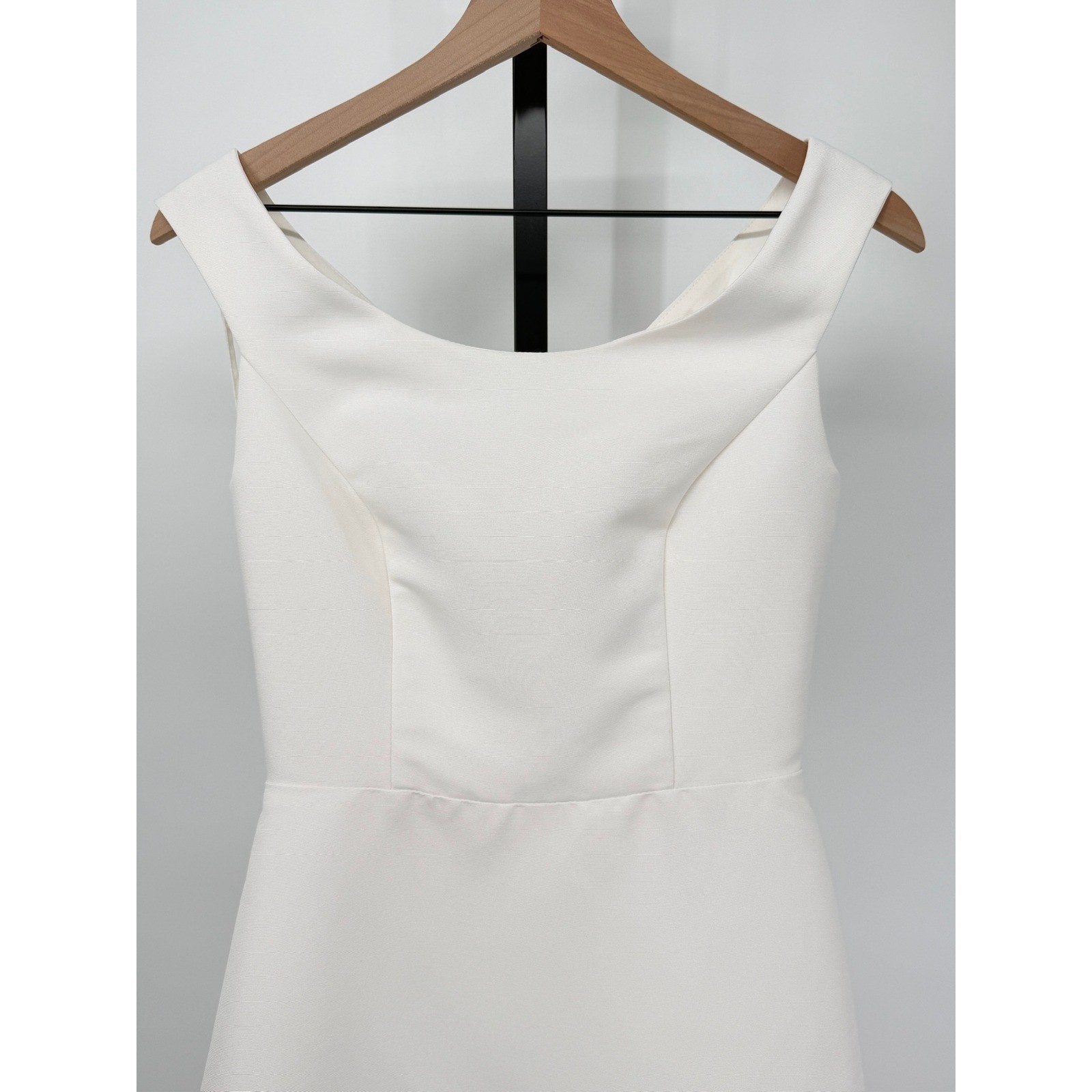 Amsale White Sleeveless A-Line Formal Gown Scoop Neck Fitted Bodice Bridal Maxi
