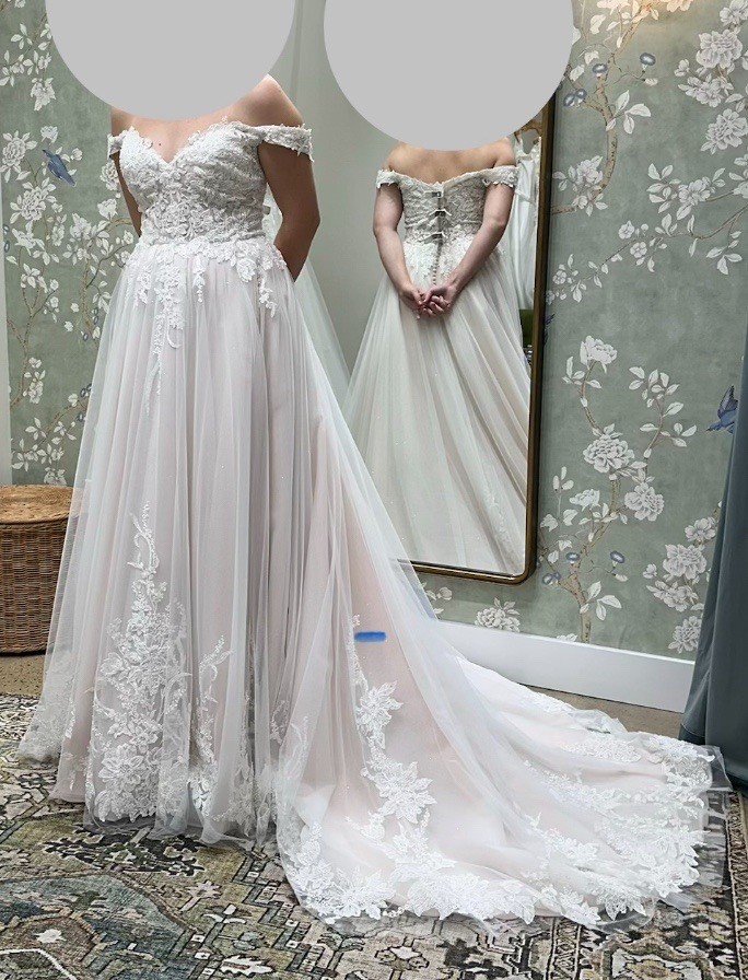 A contemporary white lace and tulle wedding dress with V-neck. Brand New Size 12