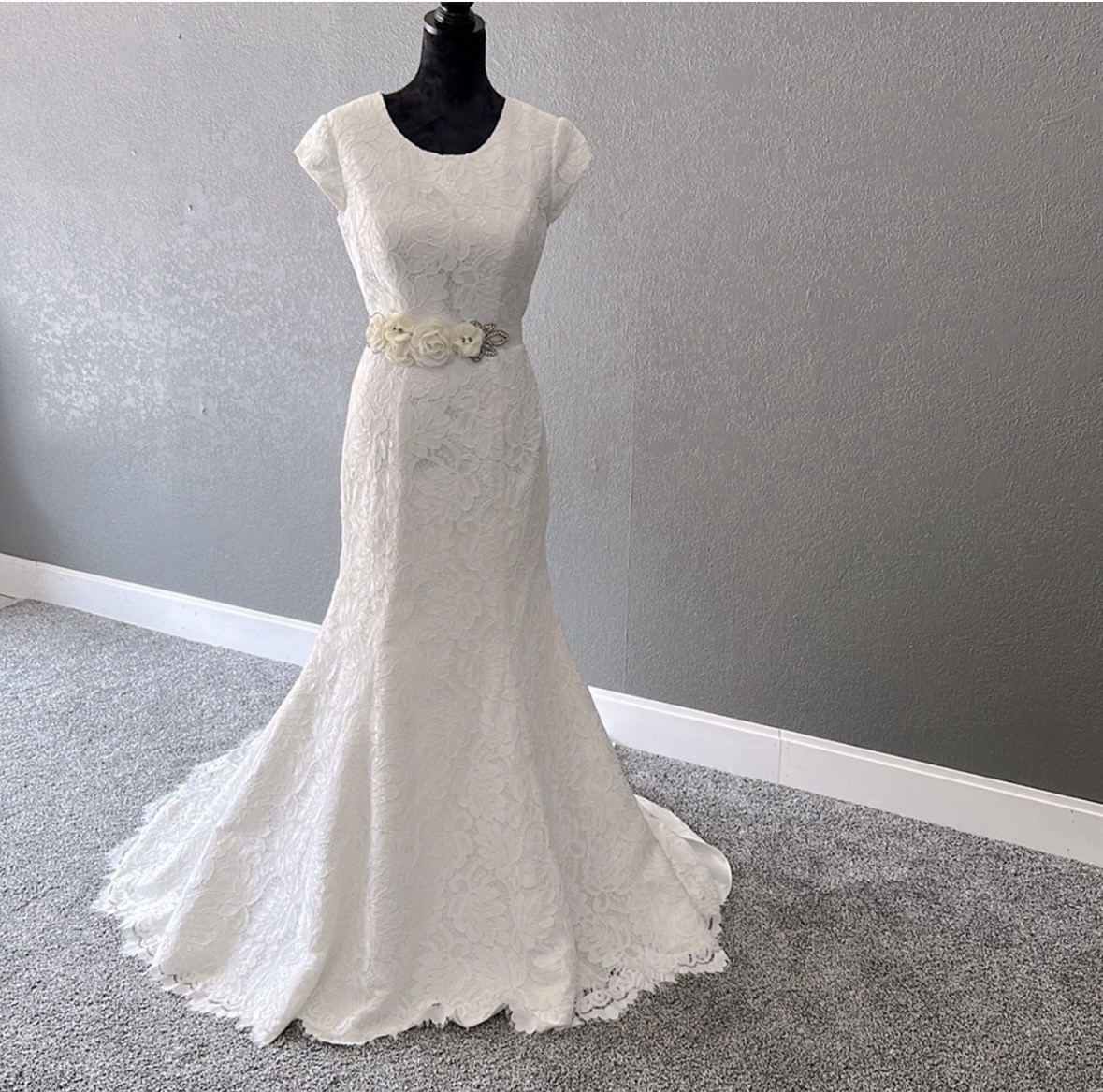 Carrafina Ivory Lace Mermaid Cap Sleeve Scoop Neck Wedding Dress Size 12