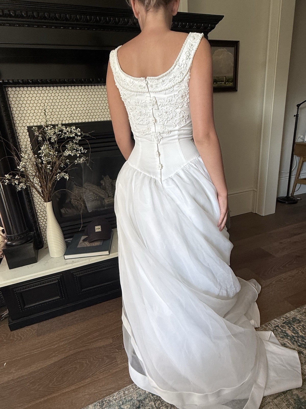 White Sleeveless Scoop Neck Full-Length Ball Gown Wedding Dress Lace Buttons