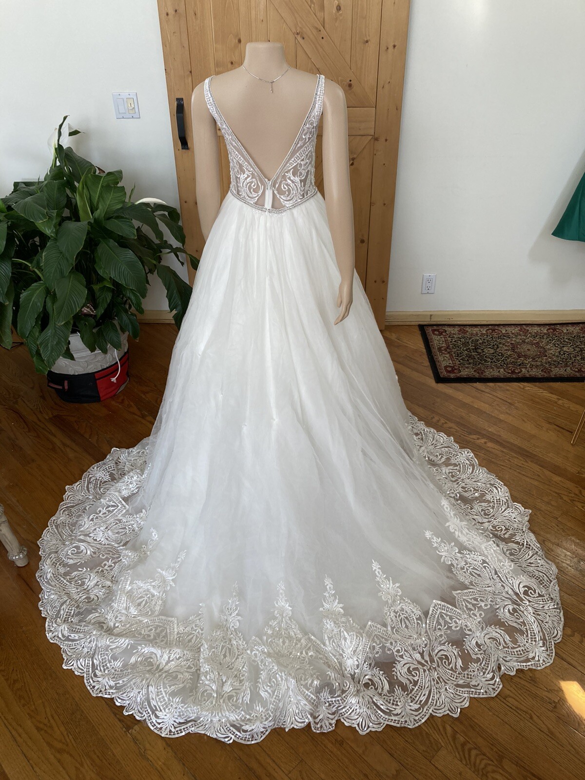 Pre-Loved ASHLEY & JUSTIN Bridal Gown Wedding Dress Size 12 White