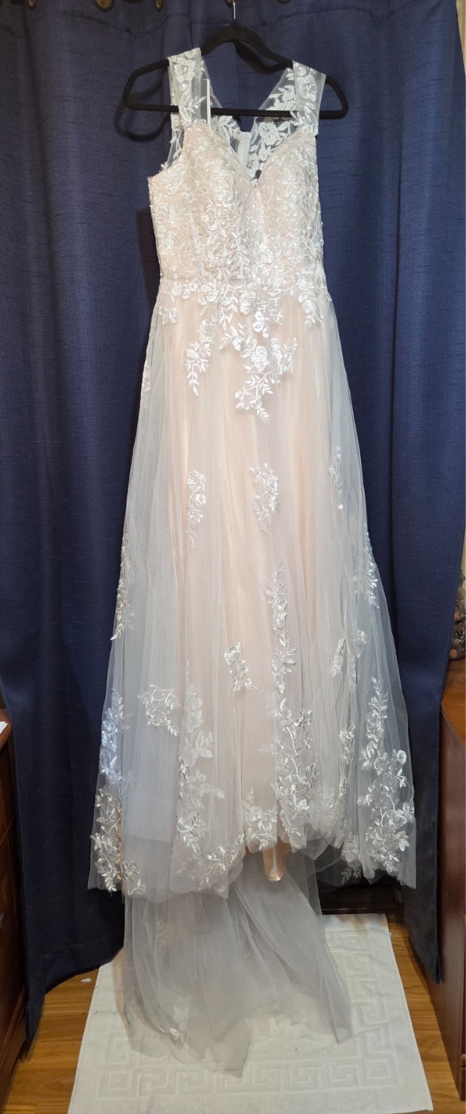 Wedding dress size 8 Unaltered NWT Faux Blush Shrug, Crystal Sash and Jelewery