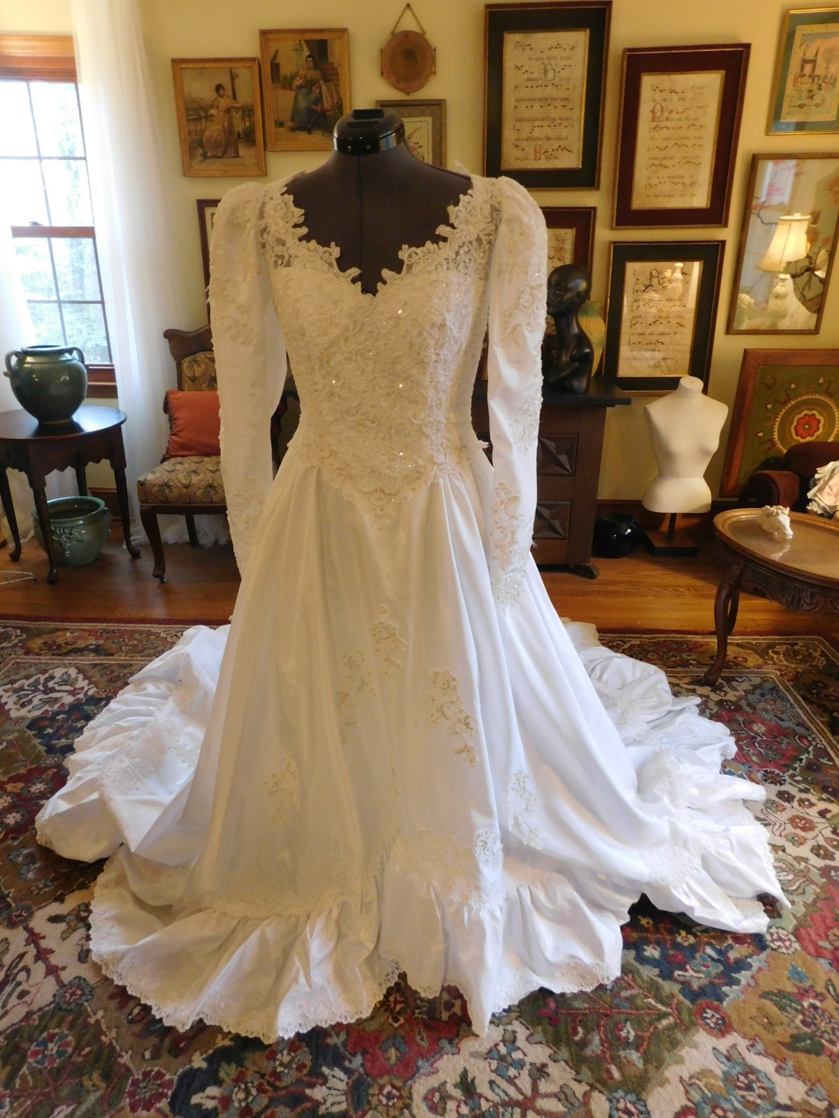 BEAUTIFUL VINTAGE WHITE SATIN WITH RUFFLES & PEARLS & ALENCON LACE SZ 10