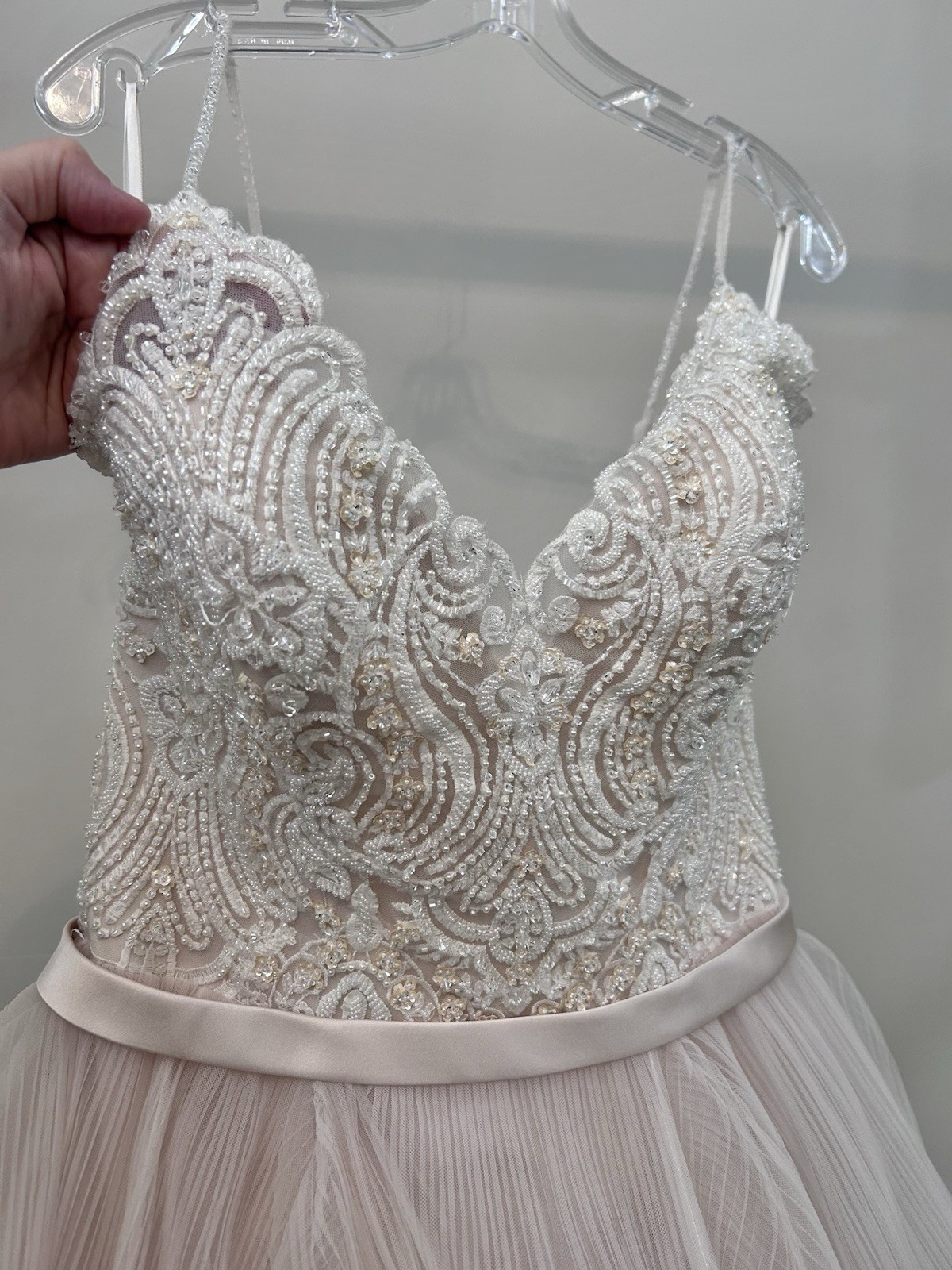 Ivory Beaded Lace V-Neck Sleeveless Tulle Ball Gown Wedding Dress Button