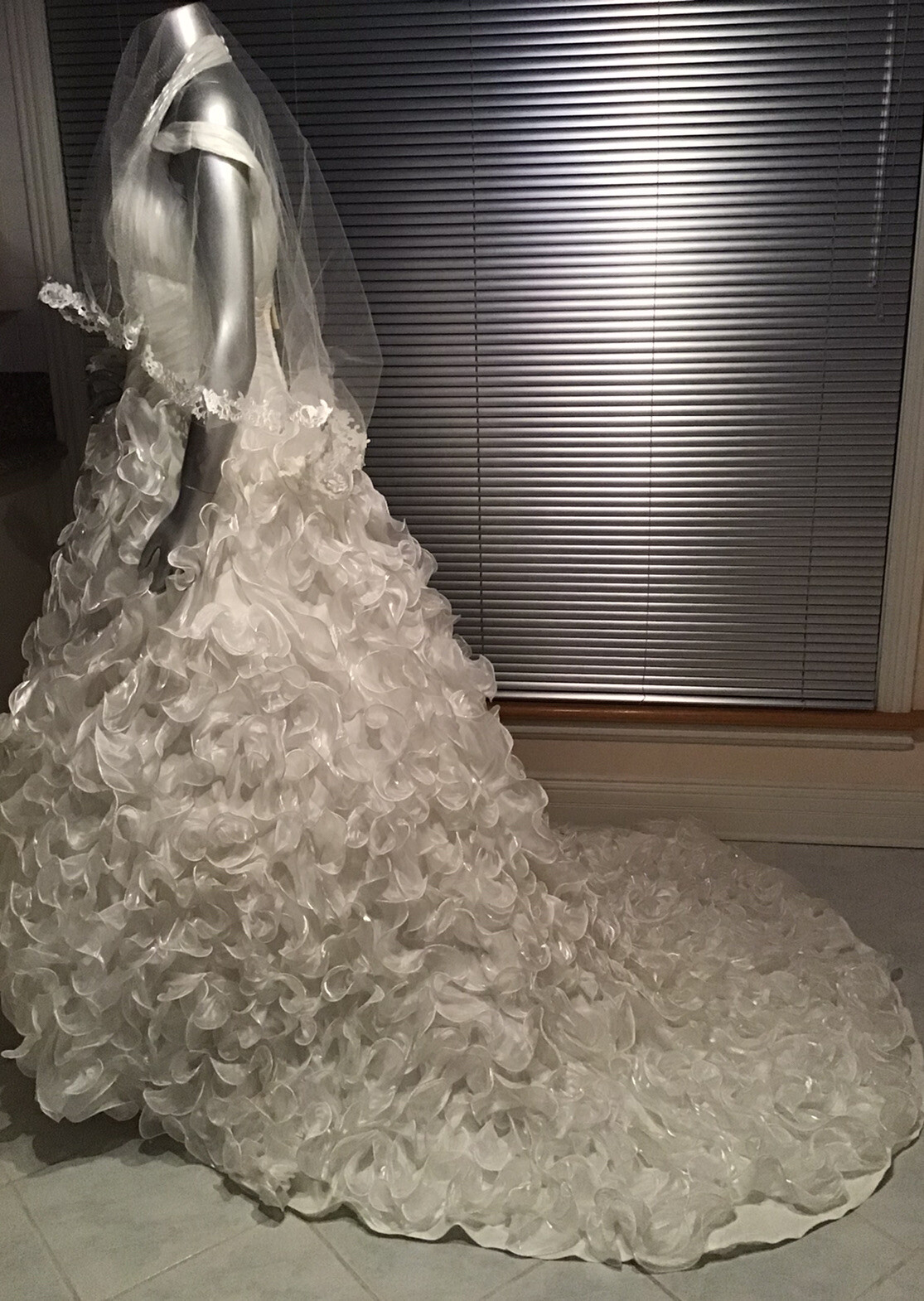 New Long Trailing Wedding Gown Dress White Size 8 Dress 40/34 Easy To Carry .