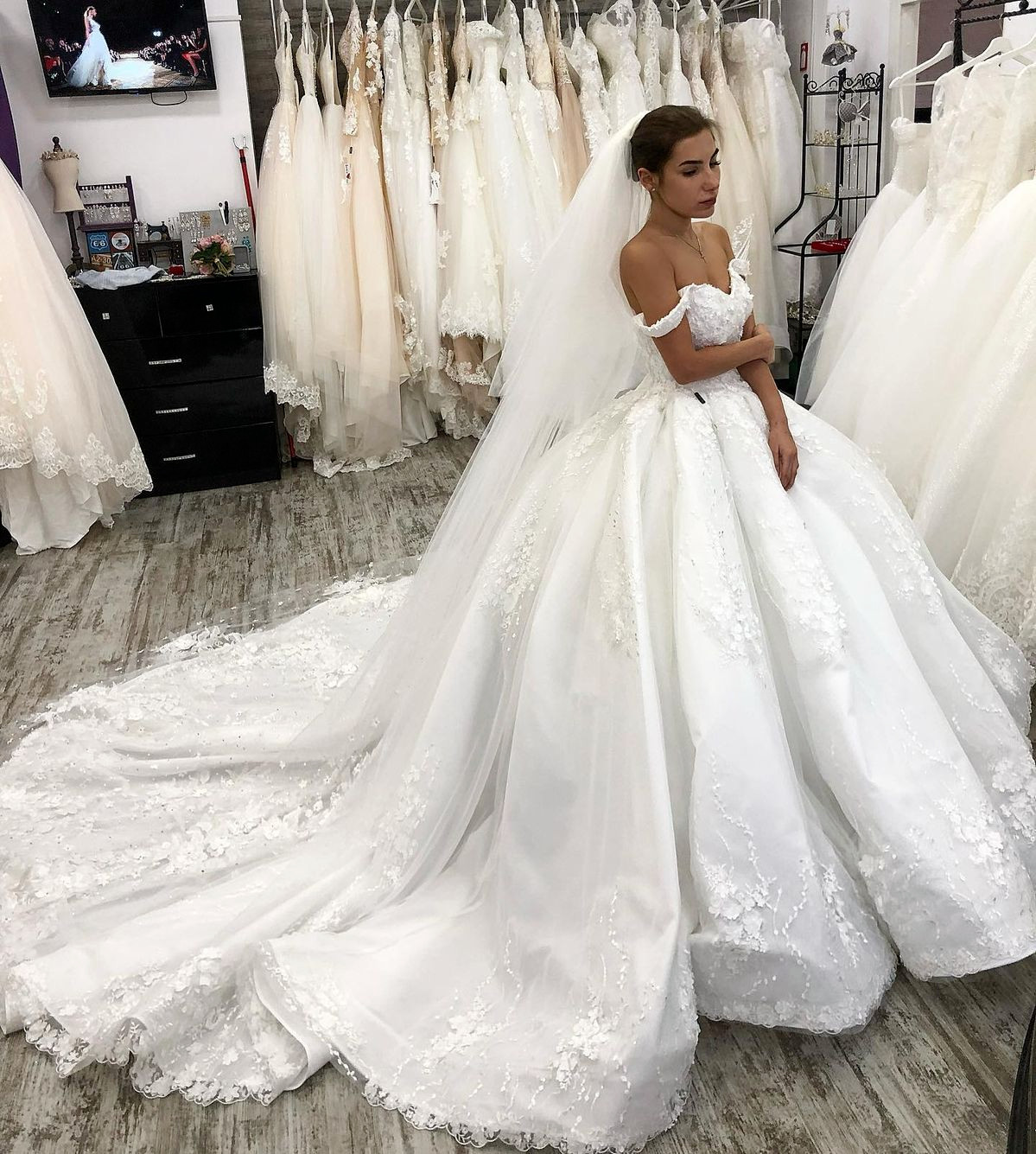 Elegant Wedding Dresses Flower Lace A Line Satin Bridal Gowns Court Train
