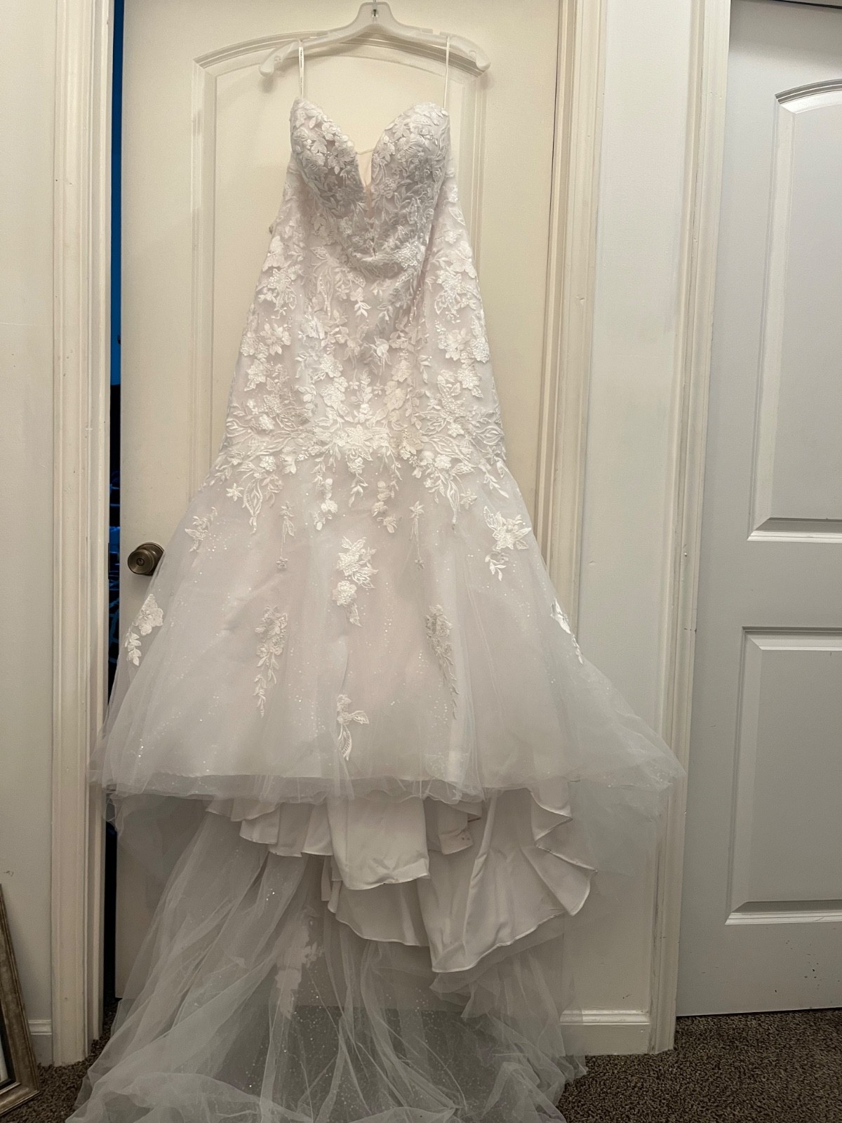 Beautiful floral lace appliqué with long tulle train no stains no rips