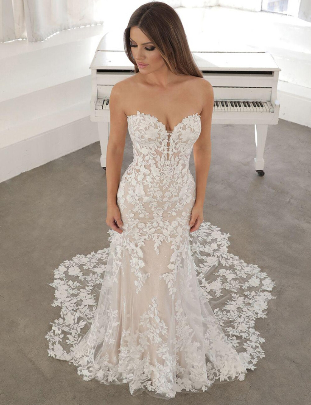 Lace Mermaid Wedding Dresses Strapless Appliques Backless Buttons Bridal Gowns