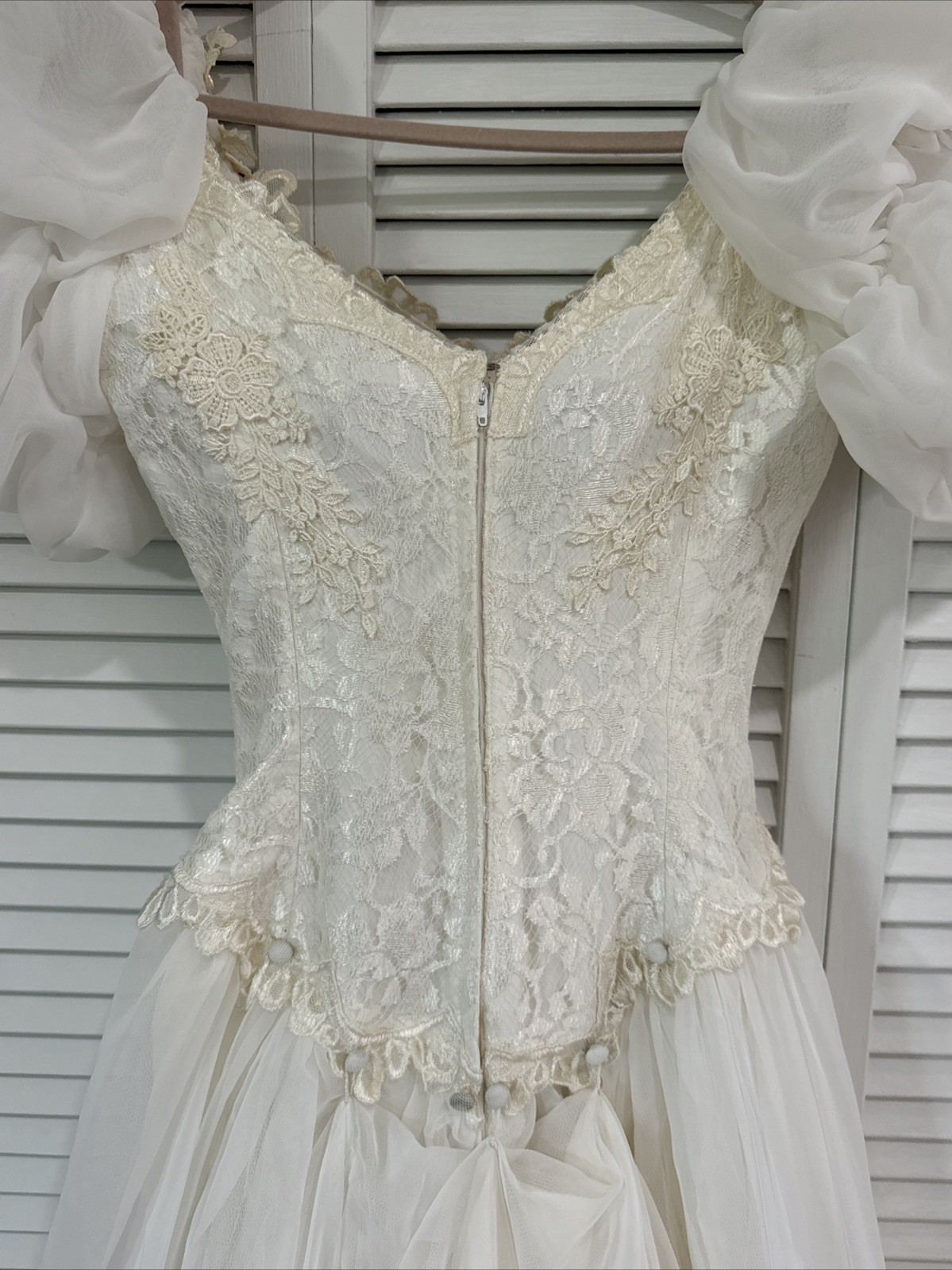 VTG 1980’s Ivory Wedding Gown w/Puff Sleeves Lace & Pearl Bodice Flowers SMALL