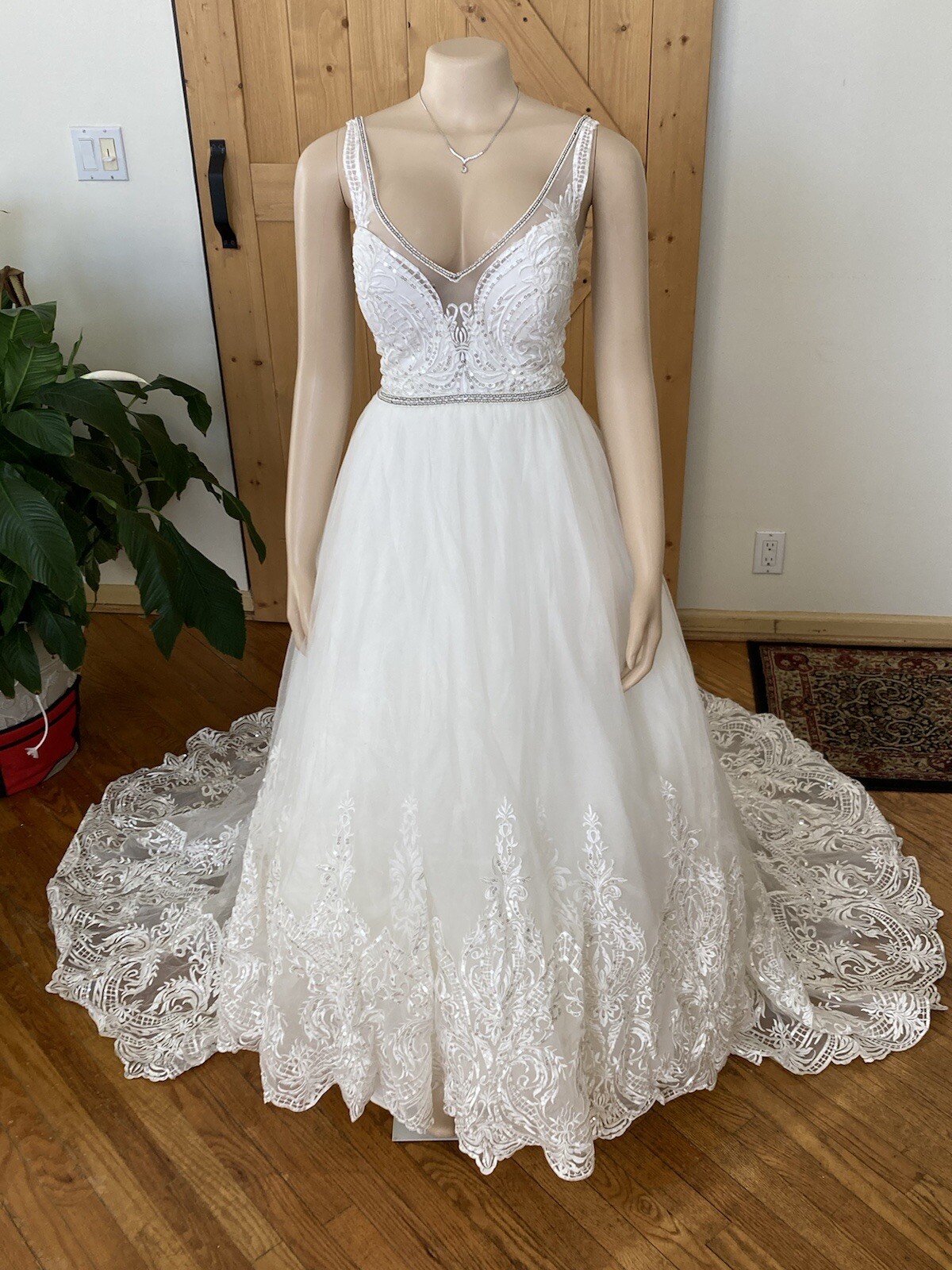 Pre-Loved ASHLEY & JUSTIN Bridal Gown Wedding Dress Size 12 White