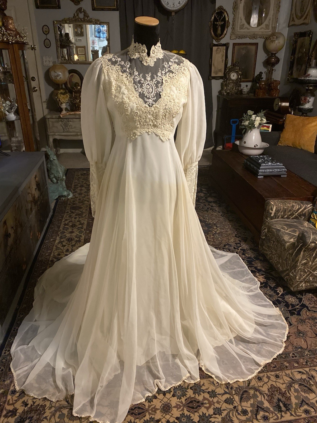 Beautiful 1970s Cream Colored Wedding Dress. Unbranded. (Hem Has Few Spots-Pics)