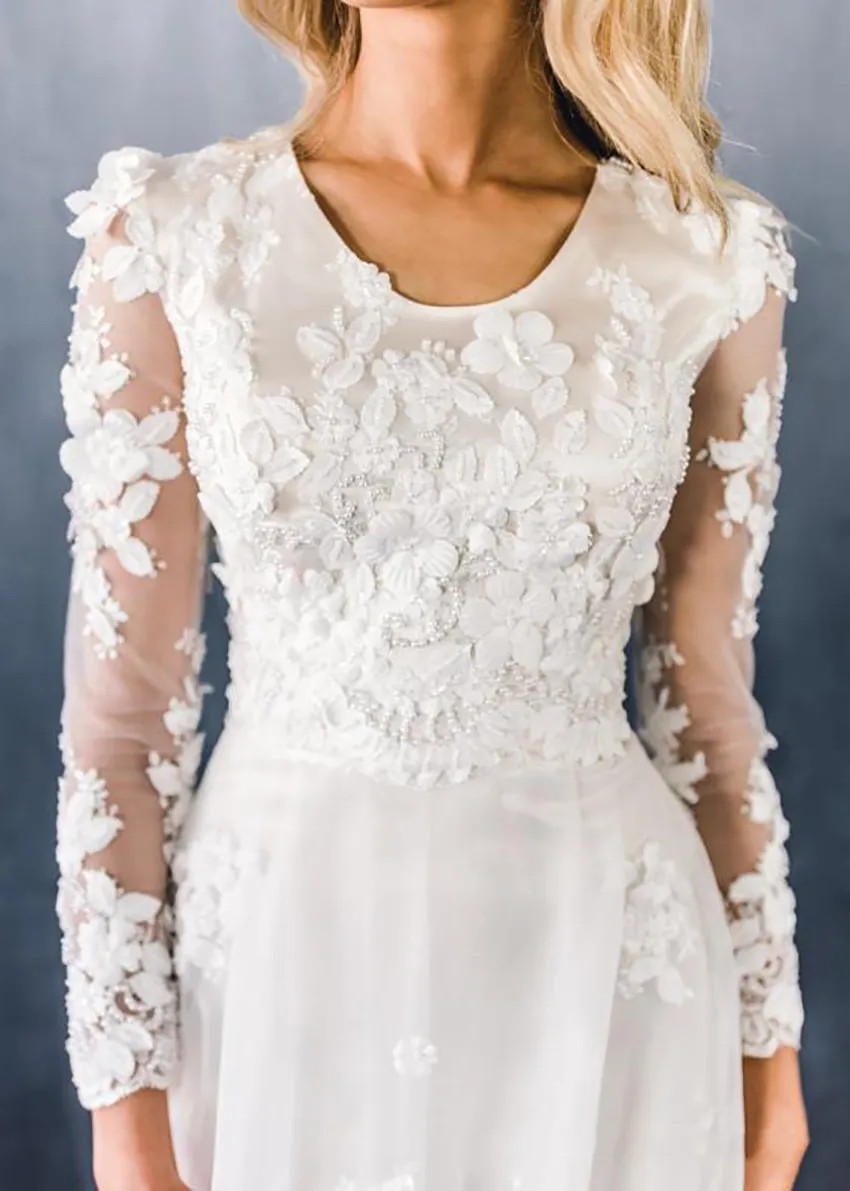 Simple A-line Modest Wedding Dresses Scoop Neck Flowers Appliques Bridal Gowns