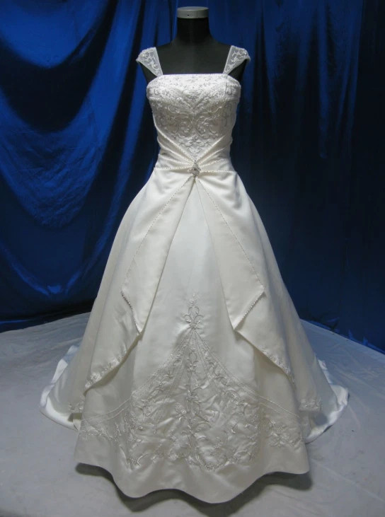 Vintage Satin Wedding Dress Square Neck A Line Ruffly Lace Applique Bridal Gowns