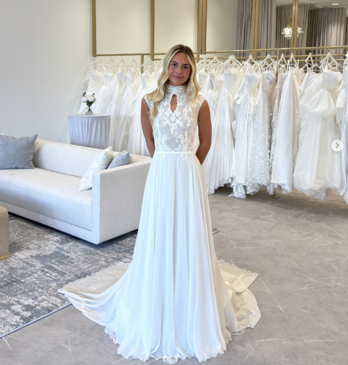Elegant Wedding Dresses Chiffon Lace Sleeveless Sweep Train Beach Bridal Gown