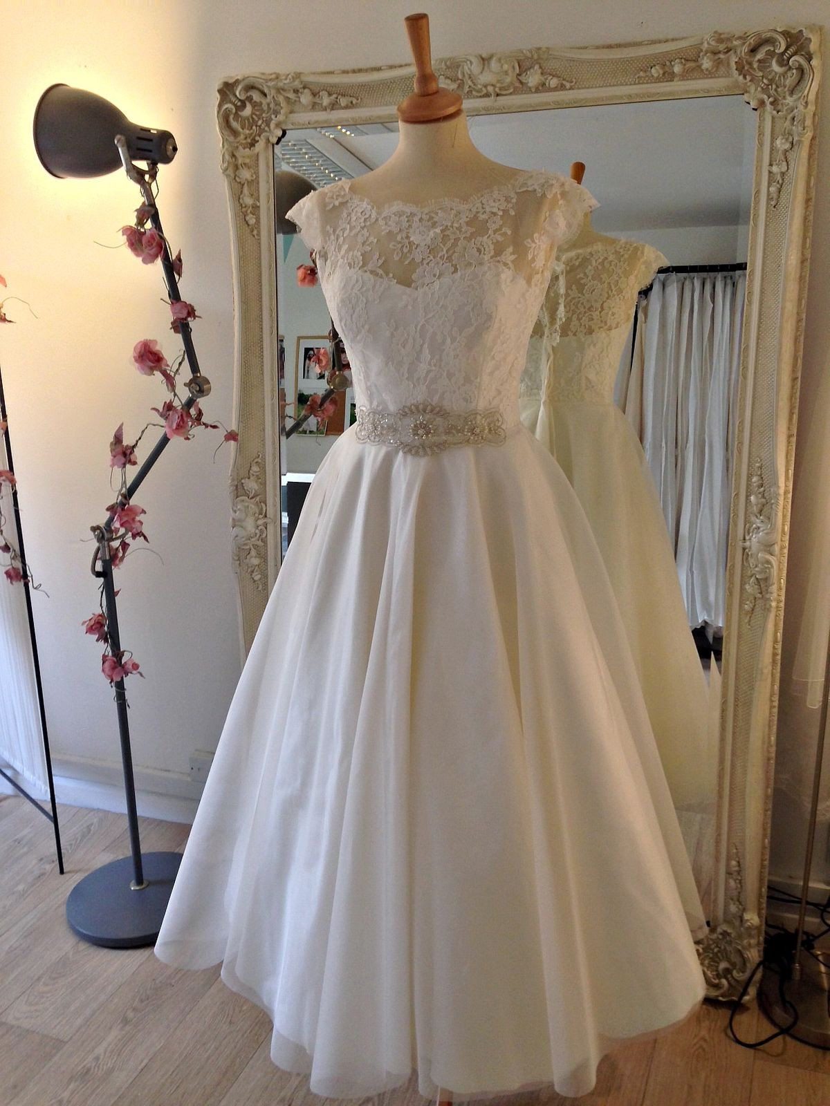 Elegant Wedding Dresses Scoop Neck Lace A Line Chiffon Tea Length Bridal Gowns