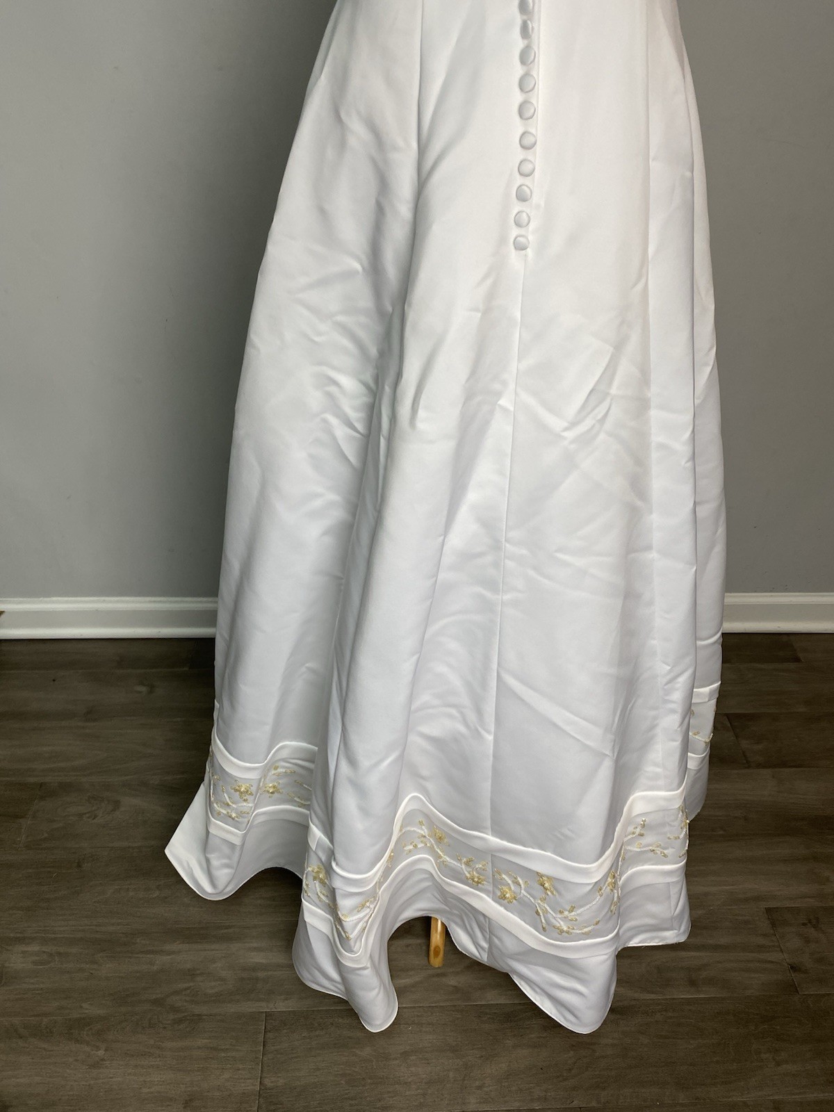 Oleg Cassini Wedding Dress Size 2 Womans White Beaded Sleeveless Ballgown Tulle