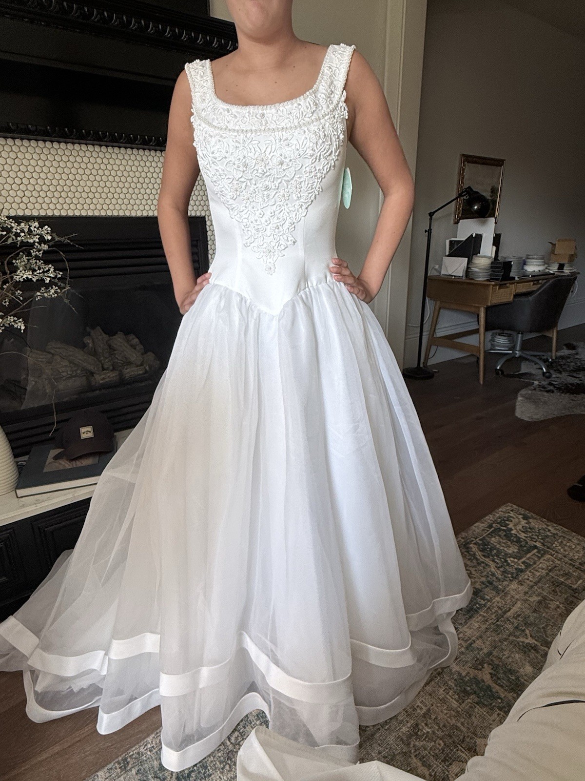 White Sleeveless Scoop Neck Full-Length Ball Gown Wedding Dress Lace Buttons
