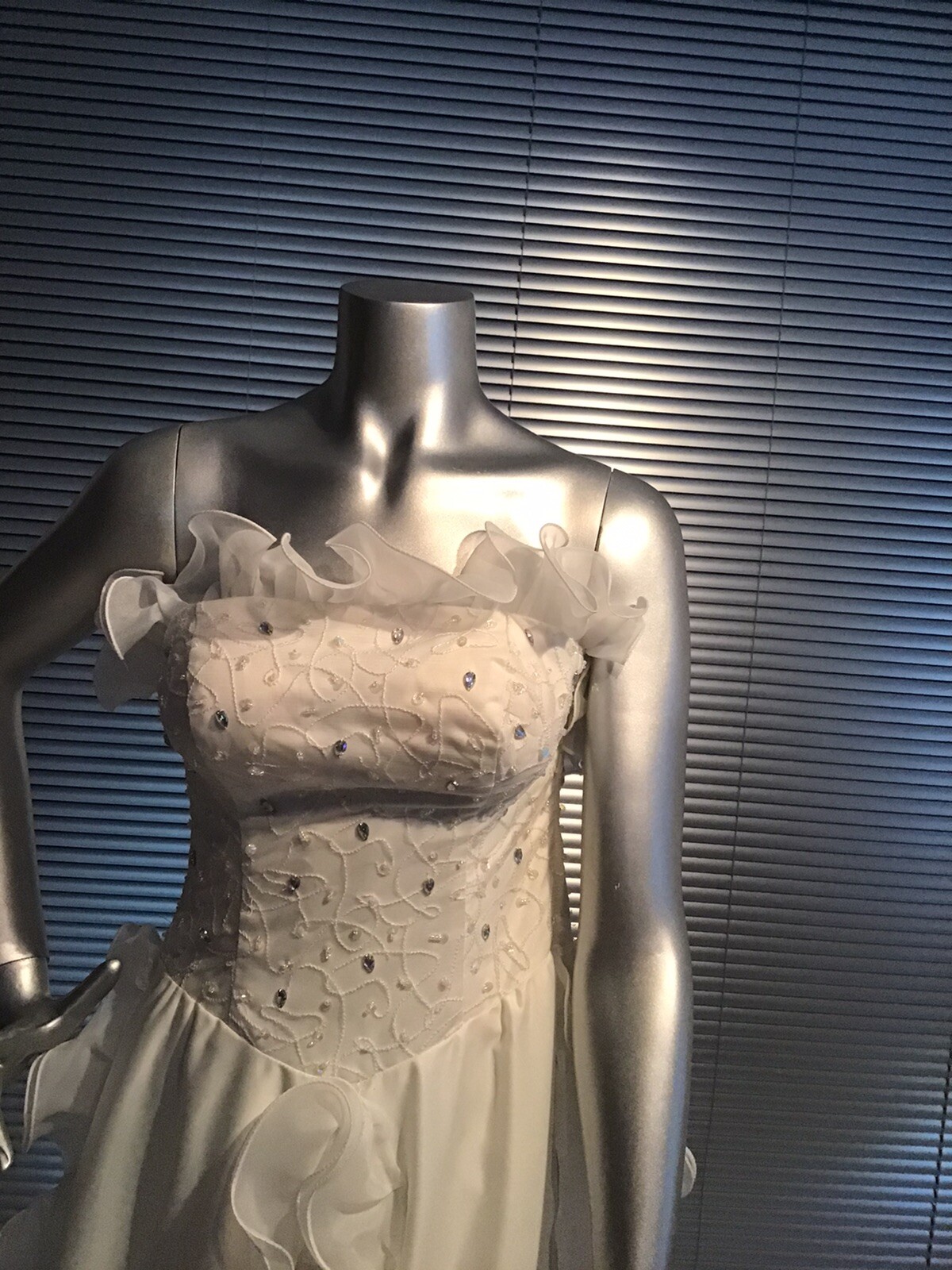 New Adjustable Long Trailing Wedding Gown Dress Ivory Size 6 To 8 Dress .