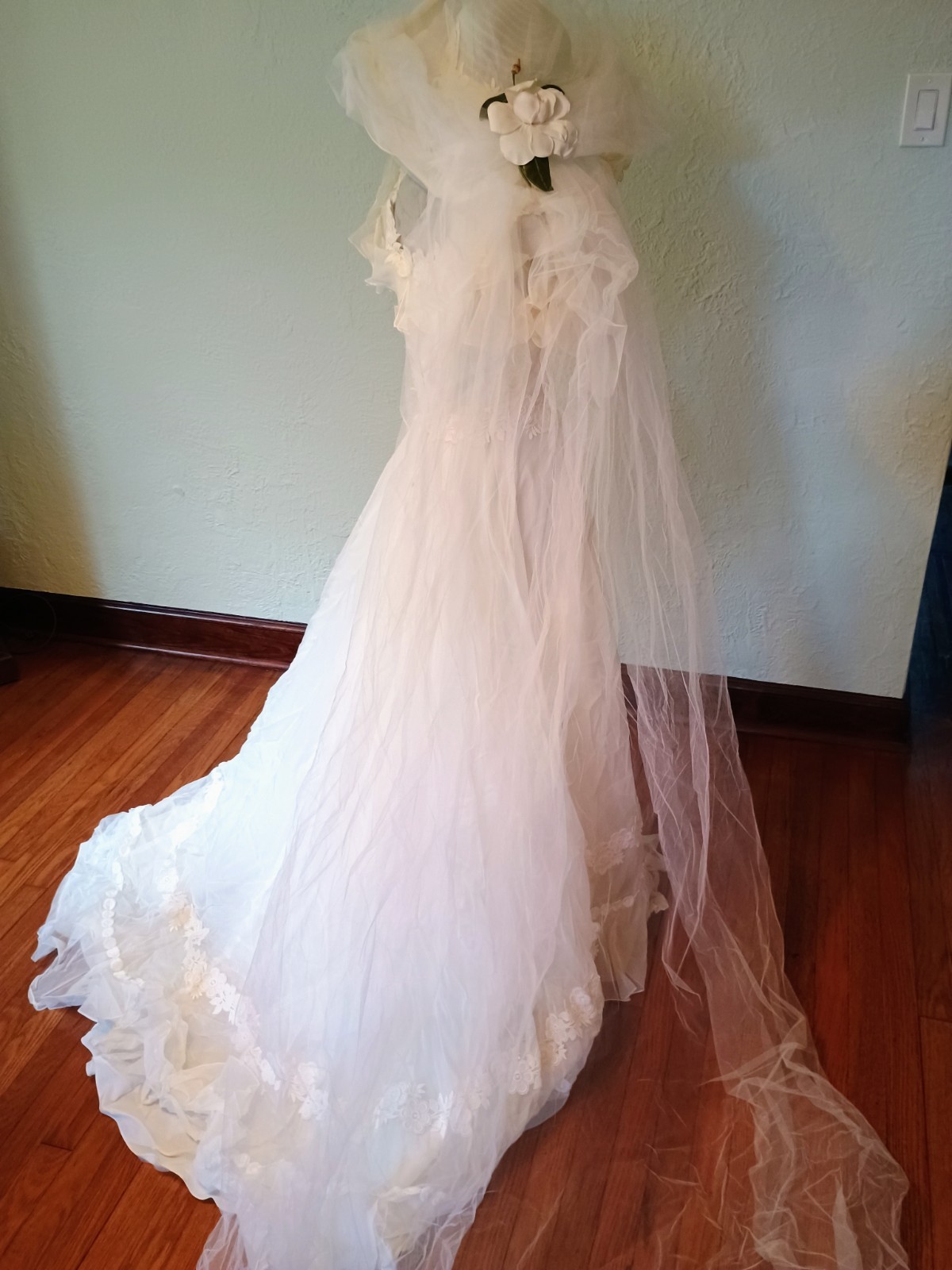GIUSEPPE VINTAGE WHITE NYLON & SATIN FEEL WEDDING DRESS & HAT & VEIL S/M #1