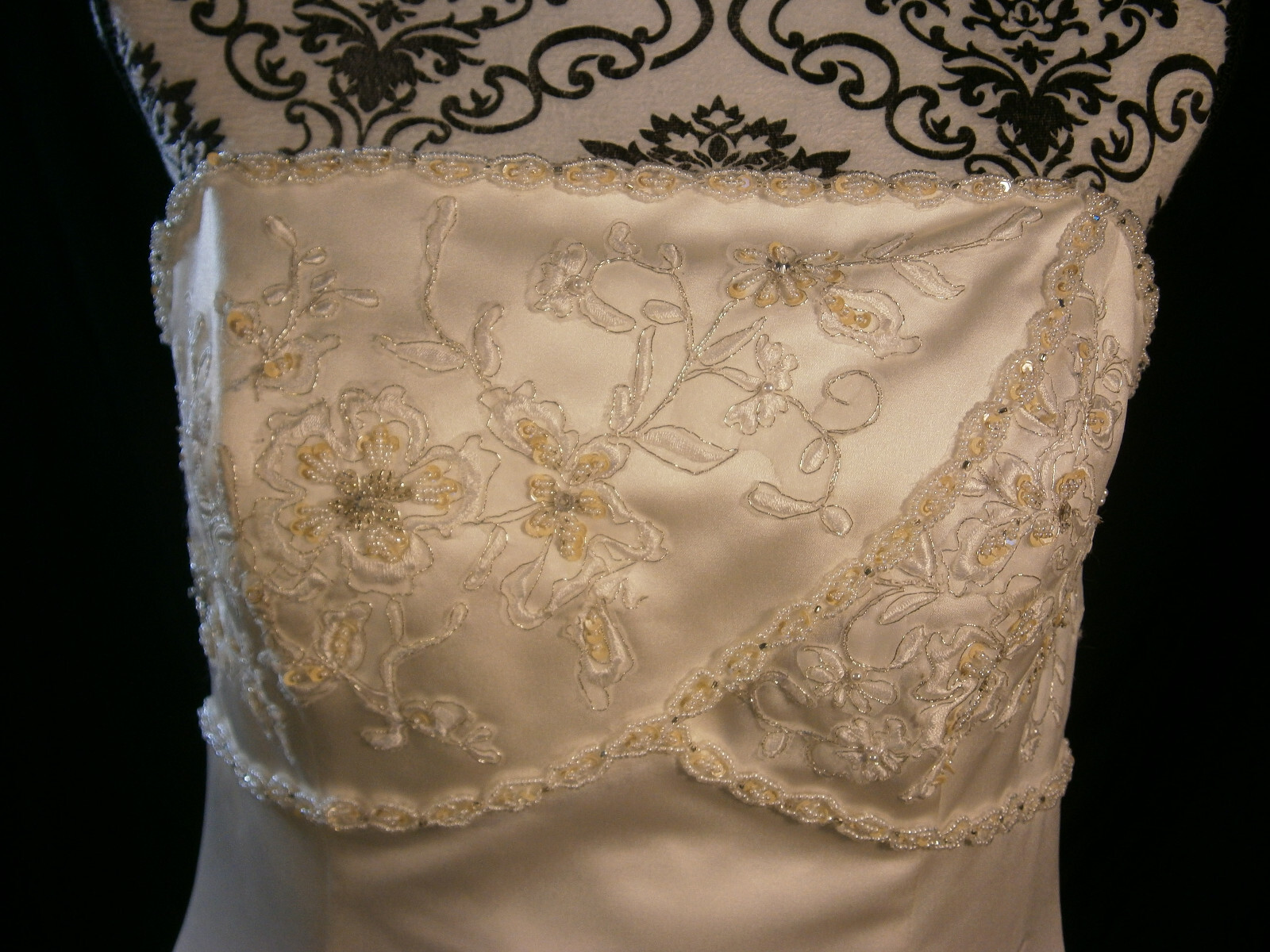 Venus 12 Wedding Dress Ivory Ballgown Lace Pearls Strapless Train Buttons Pretty