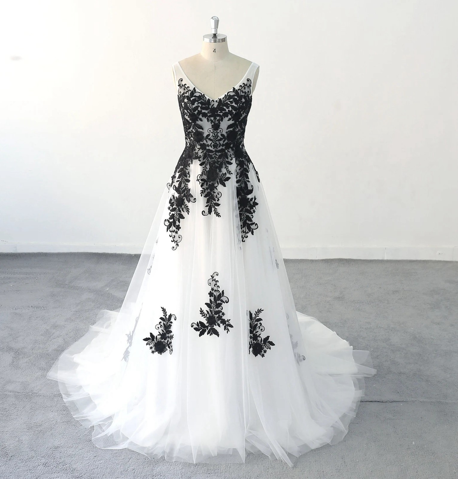 White black lace wedding dress wedding dress 32-60 straps with train to measure
