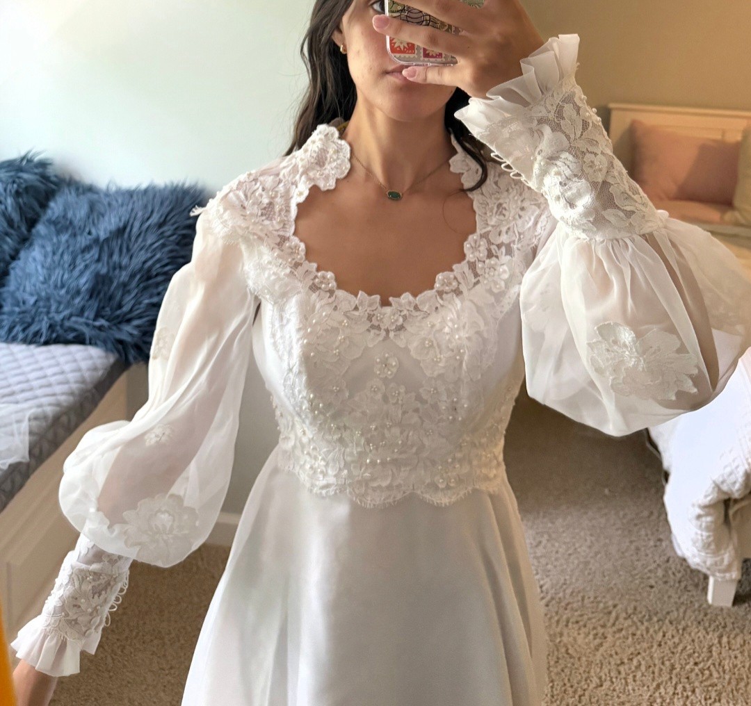 Vintage Unbranded Size 6 Wedding Dress Long Sleeve Lace Sweetheart Neckline