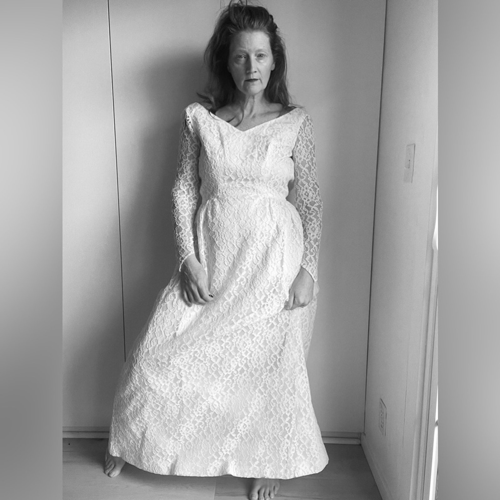 Vintage Lace White Wedding Gown Floor Length Size 4 long Sleeve Elegant Classic