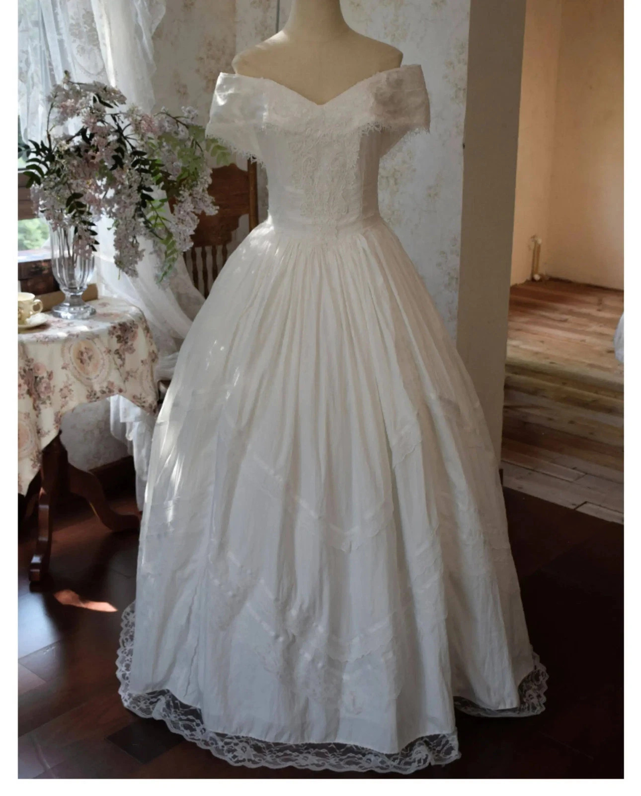 Vintage Wedding Dresses Off the Shoulder Lace Applique Victorian Bridal Gowns