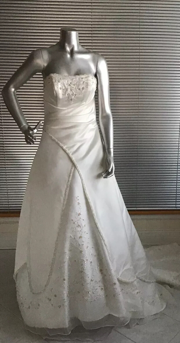 New Adjustable Long Trailing Wedding Gown Dress Ivory Size 6 To 8 Dress .