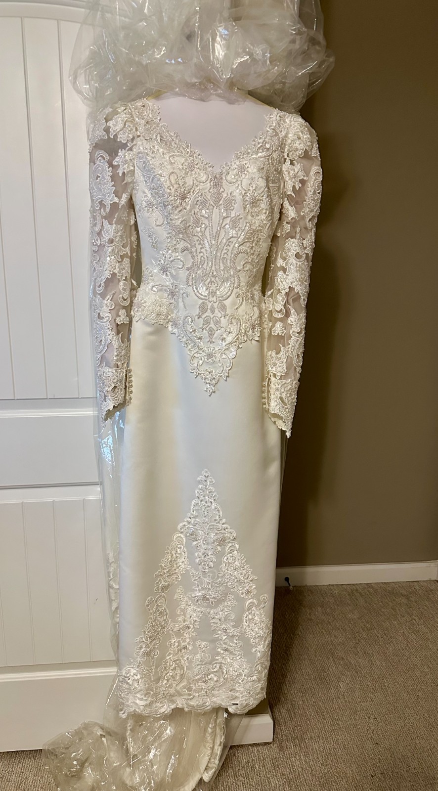 Oleg Cassini Wedding dress size 6 with beaded bodice, V-neck and pearled buttons