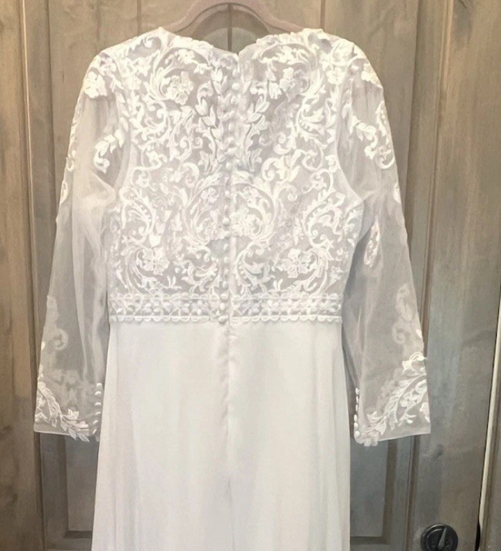 NEW Unbranded Long Sleeve V-Neck White Wedding Dress w/Lace & Illusion size 6