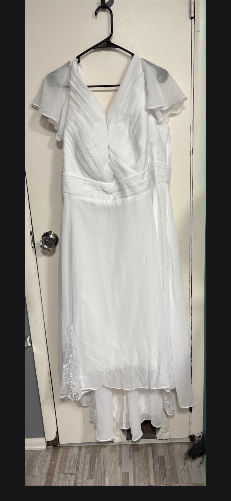 White Chiffon Women’s Wedding Dress. Brand new never worn, size 22, Tea length