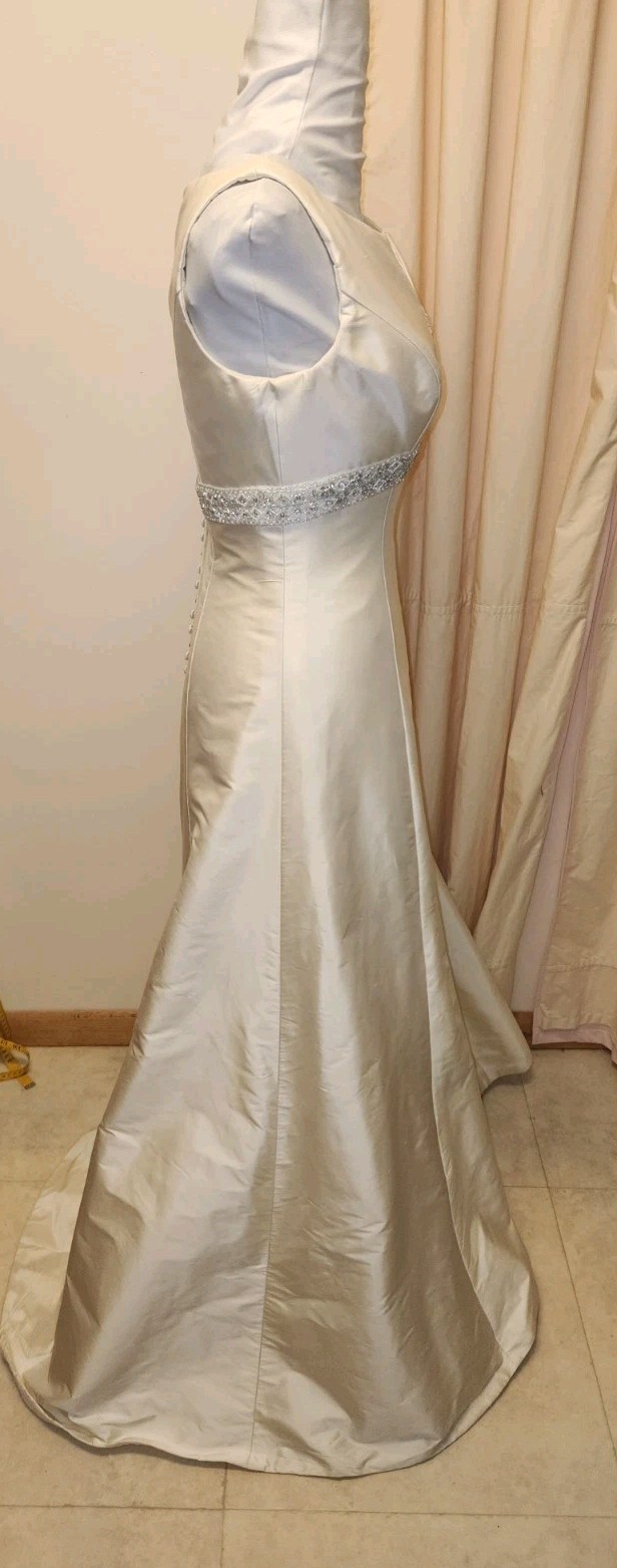 2 Be Bride 100% SILK Ivory Wedding Gown* sz8 beaded & Covered Buttons*Very Gd!!