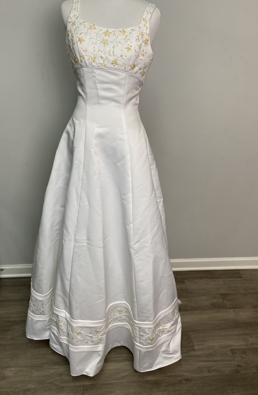Oleg Cassini Wedding Dress Size 2 Womans White Beaded Sleeveless Ballgown Tulle