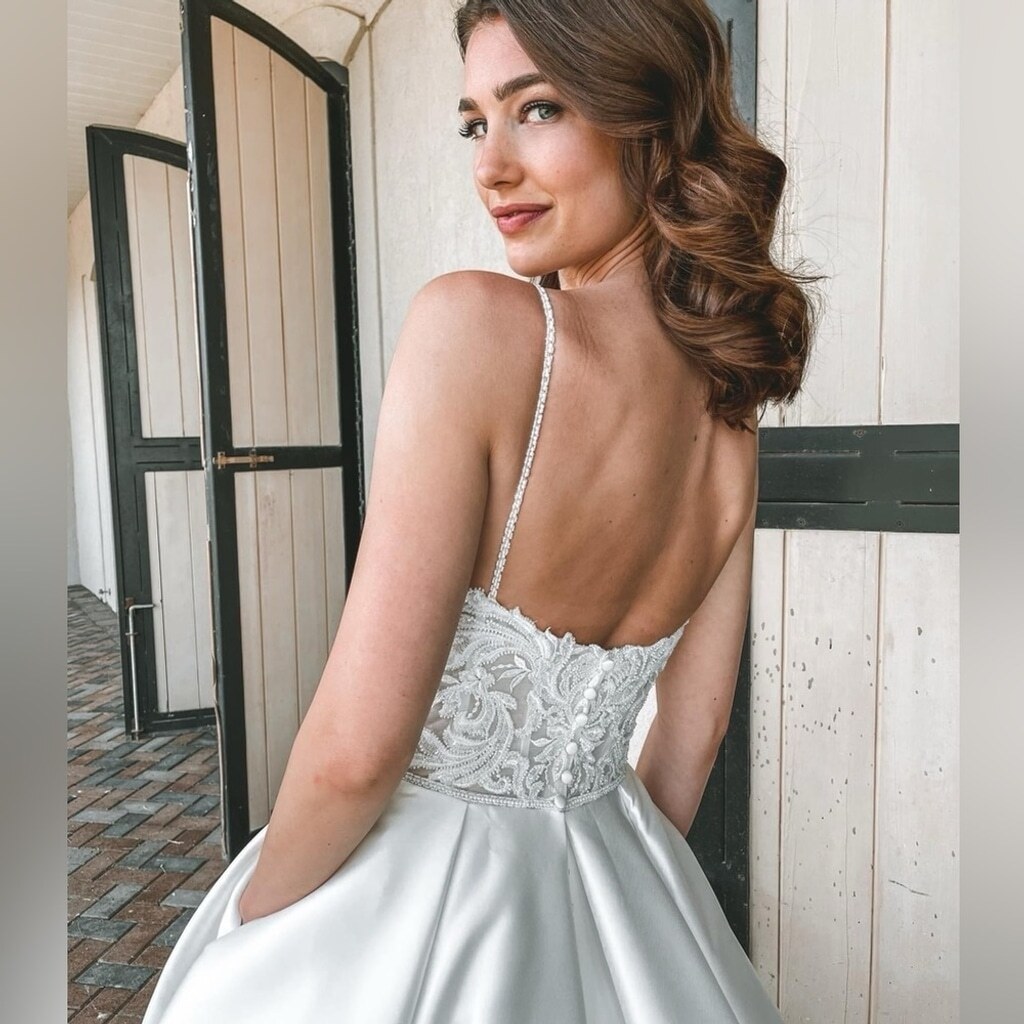 Essense of Australia Size 14 Off White Elegant Ballgown Romantic Wedding Dress