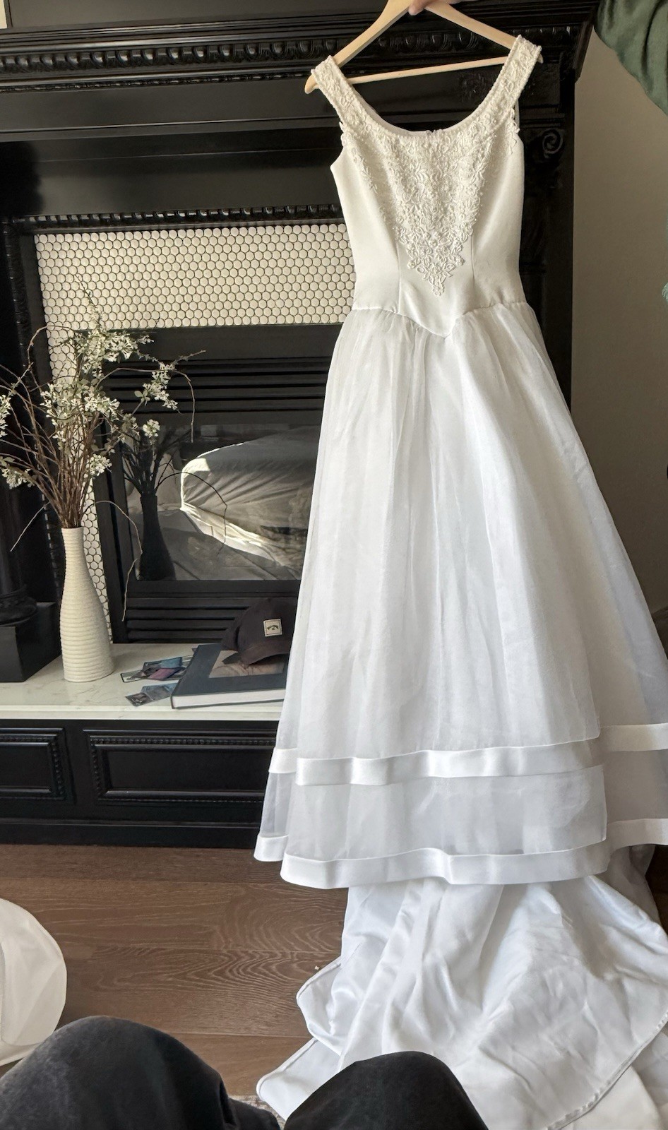 White Sleeveless Scoop Neck Full-Length Ball Gown Wedding Dress Lace Buttons