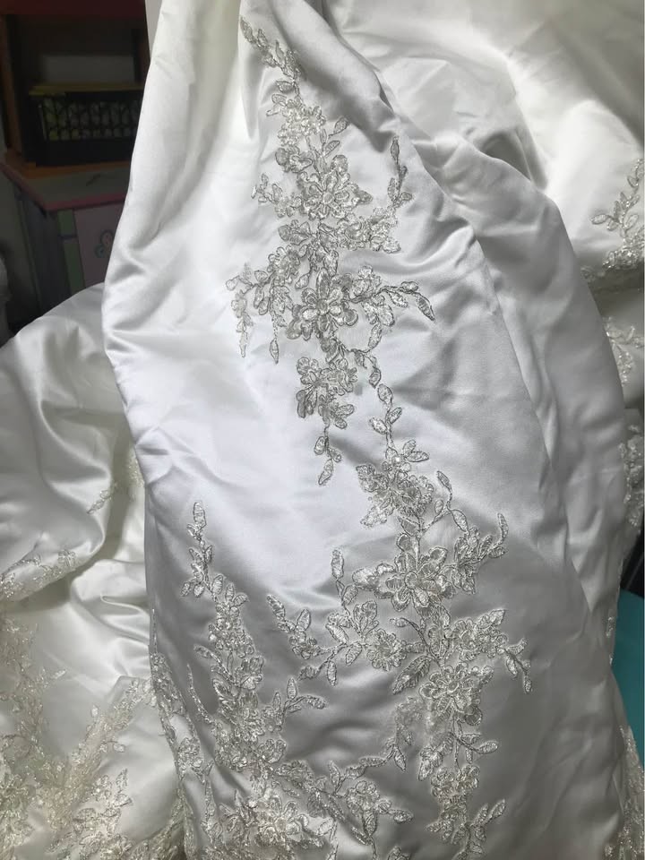Oleg Cassini wedding dress size 14 never worn, unaltered satin w/lace applique