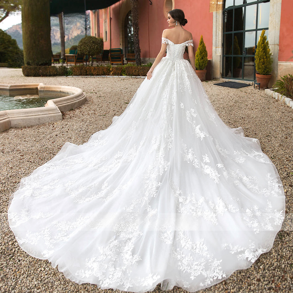 Luxury Wedding Dresses Sweetheart Lace Applique Cathedral Bridal Gowns Train