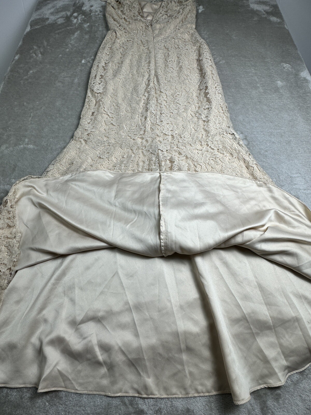Amsale Wedding Gown Size 6 – Beige Ivory Lace Lightweight Feminine Mermaid Flare