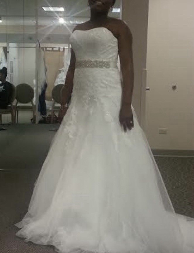 David’s Bridal Ivory Strapless Lace Tulle Ball Gown Wedding Dress Size 6 Buttons