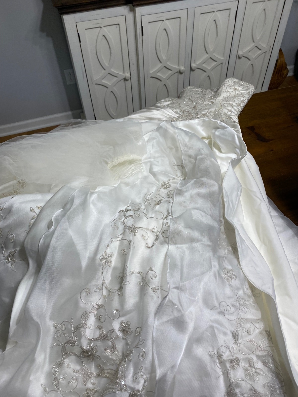 Allure Bridals Wedding Dress Size 8 and Vail beautiful gown