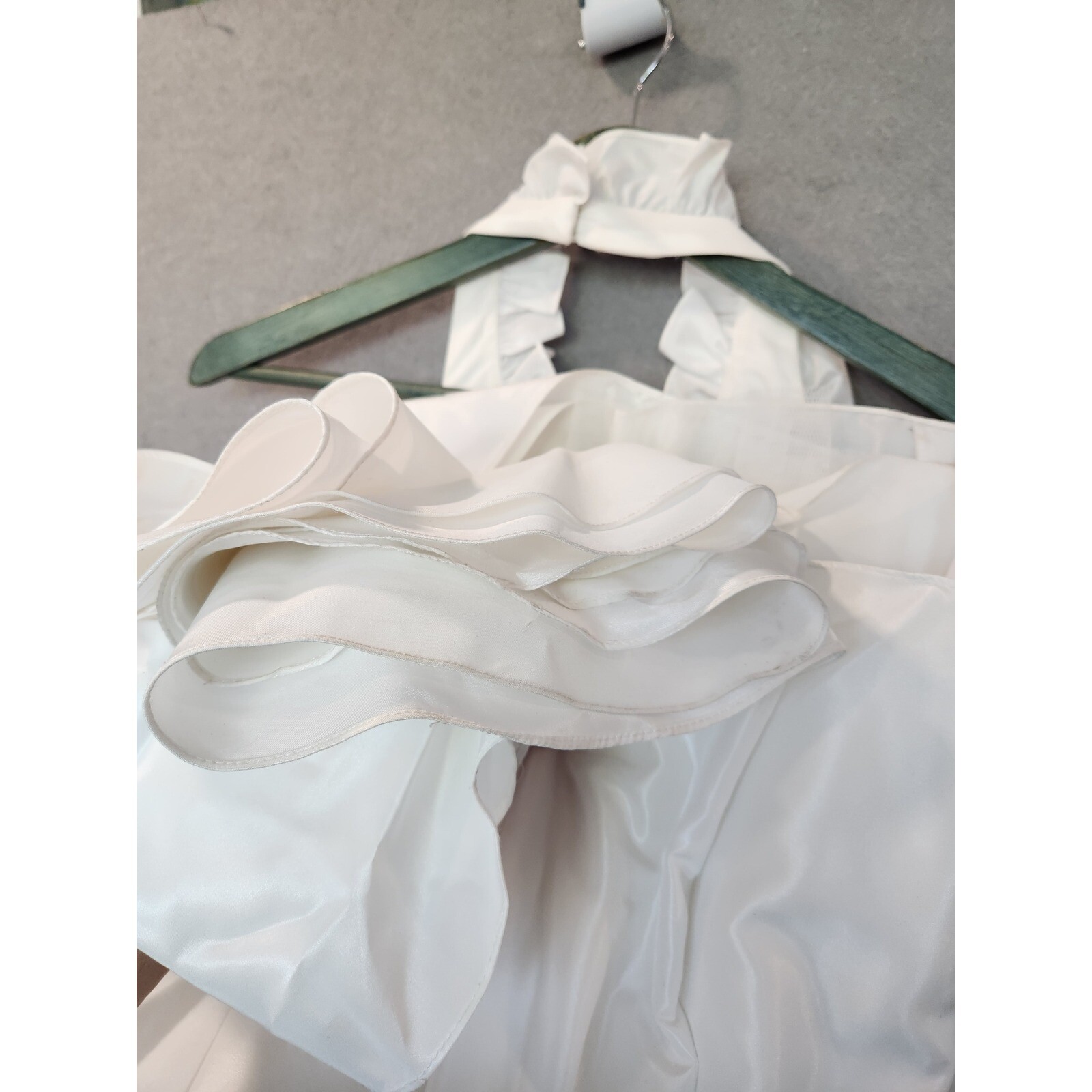 David’s Bridal Galina Satin Wedding Dress Sz 2 Halter Style Roses Small Train