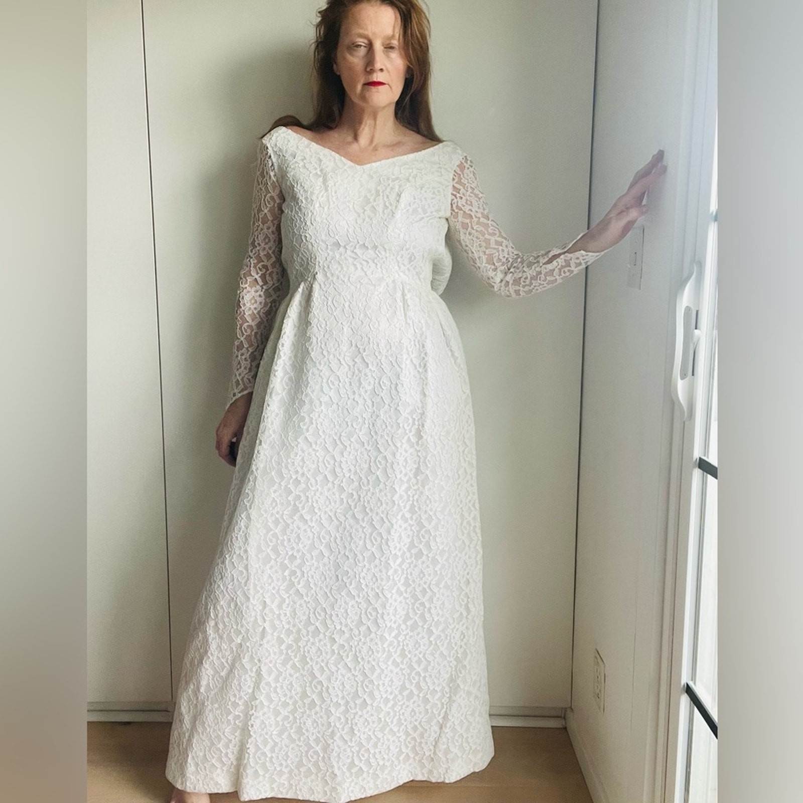 Vintage Lace White Wedding Gown Floor Length Size 4 long Sleeve Elegant Classic