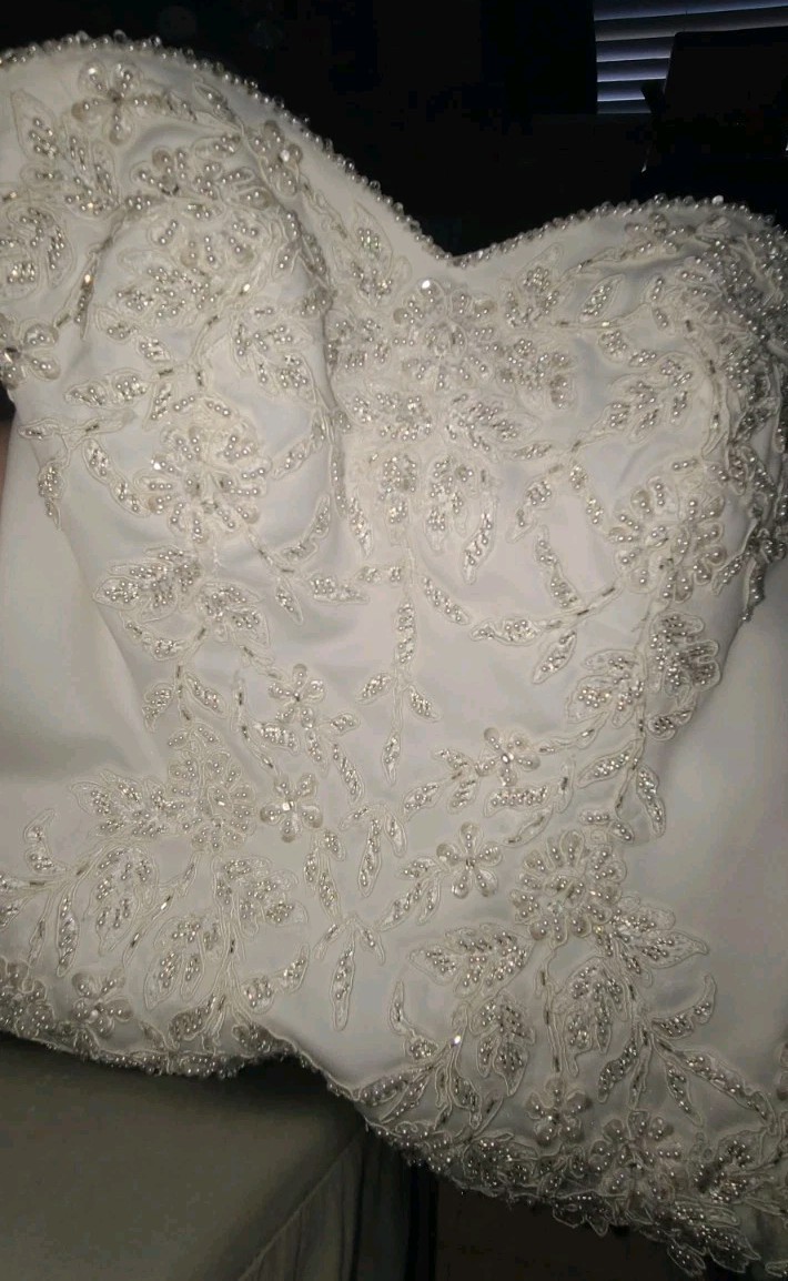PC Mary’s wedding gown beautiful sweetheart neckline strapless