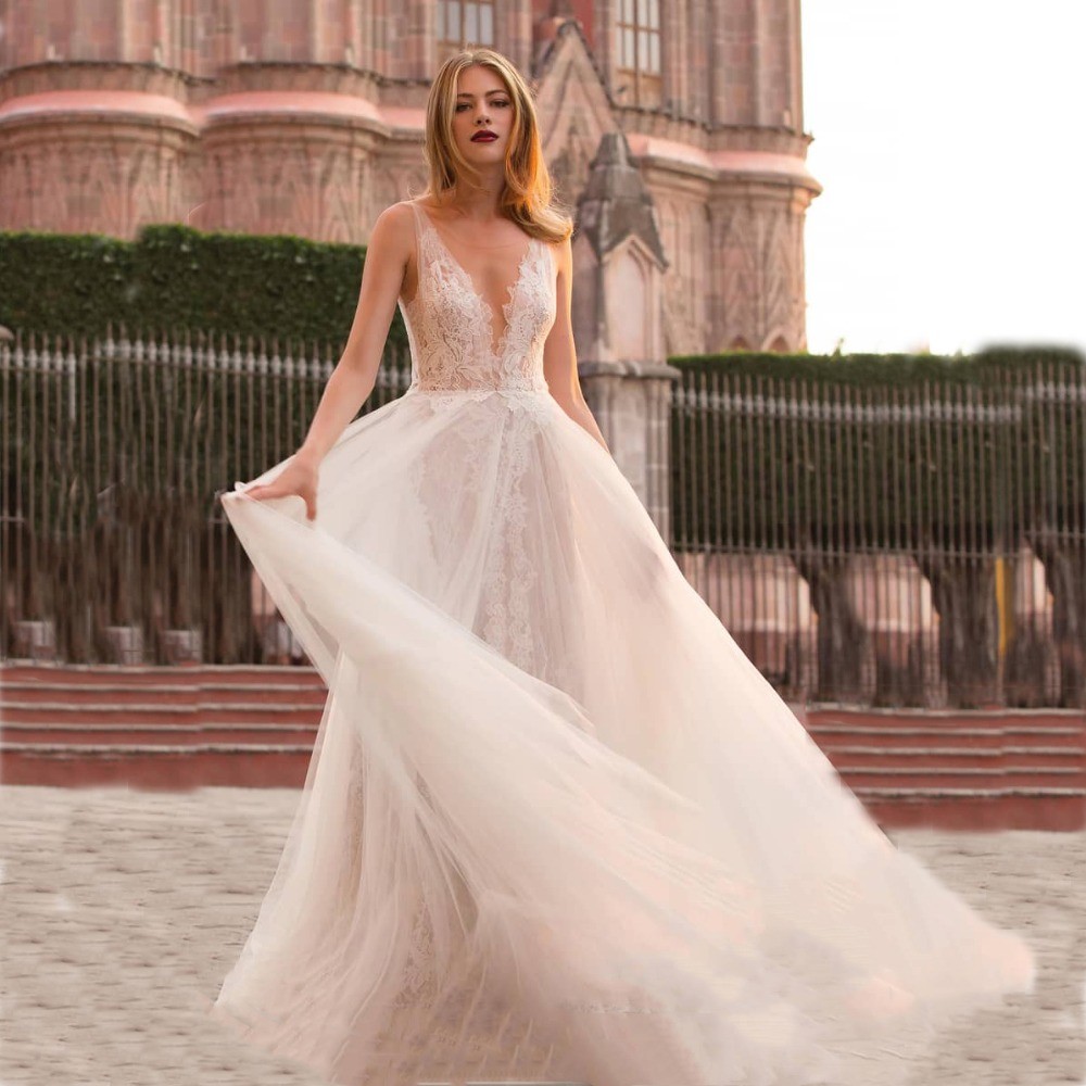 Bohemian Lace V-Neck Wedding Dress Tulle A-Line Bridal Gown with Train