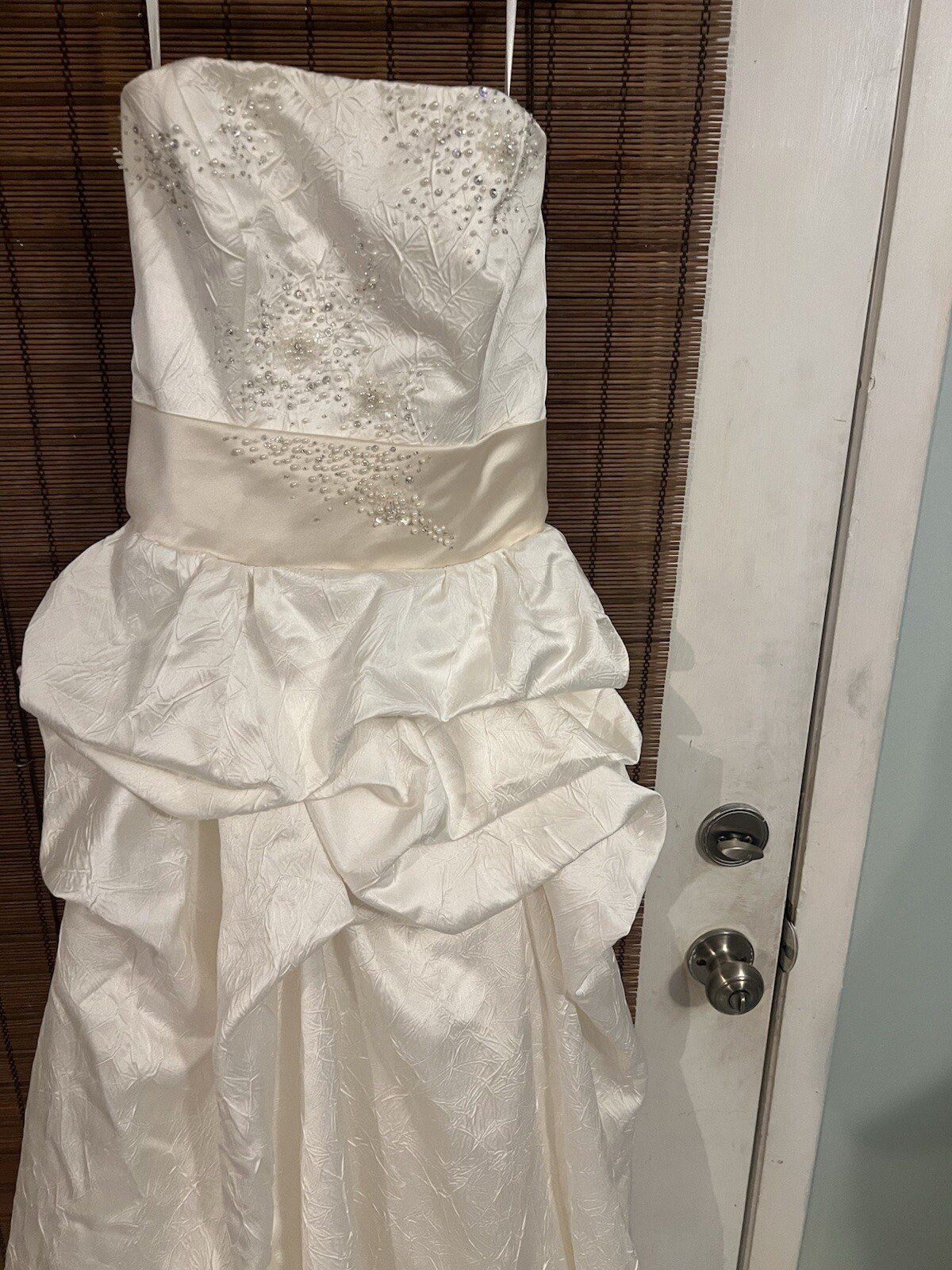 Enzoani wedding dress is a size small is off-white and beige is very beautiful